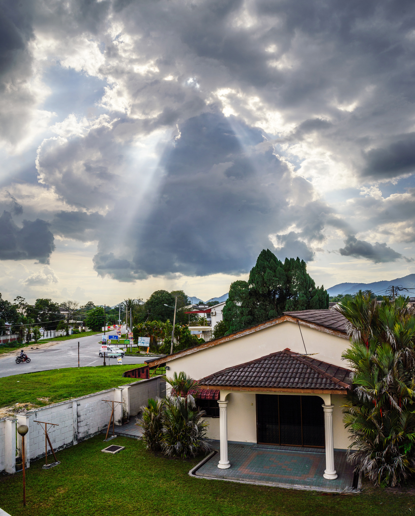 AF Zoom-Nikkor 28-80mm f/3.3-5.6G sample photo. Ray of lights photography