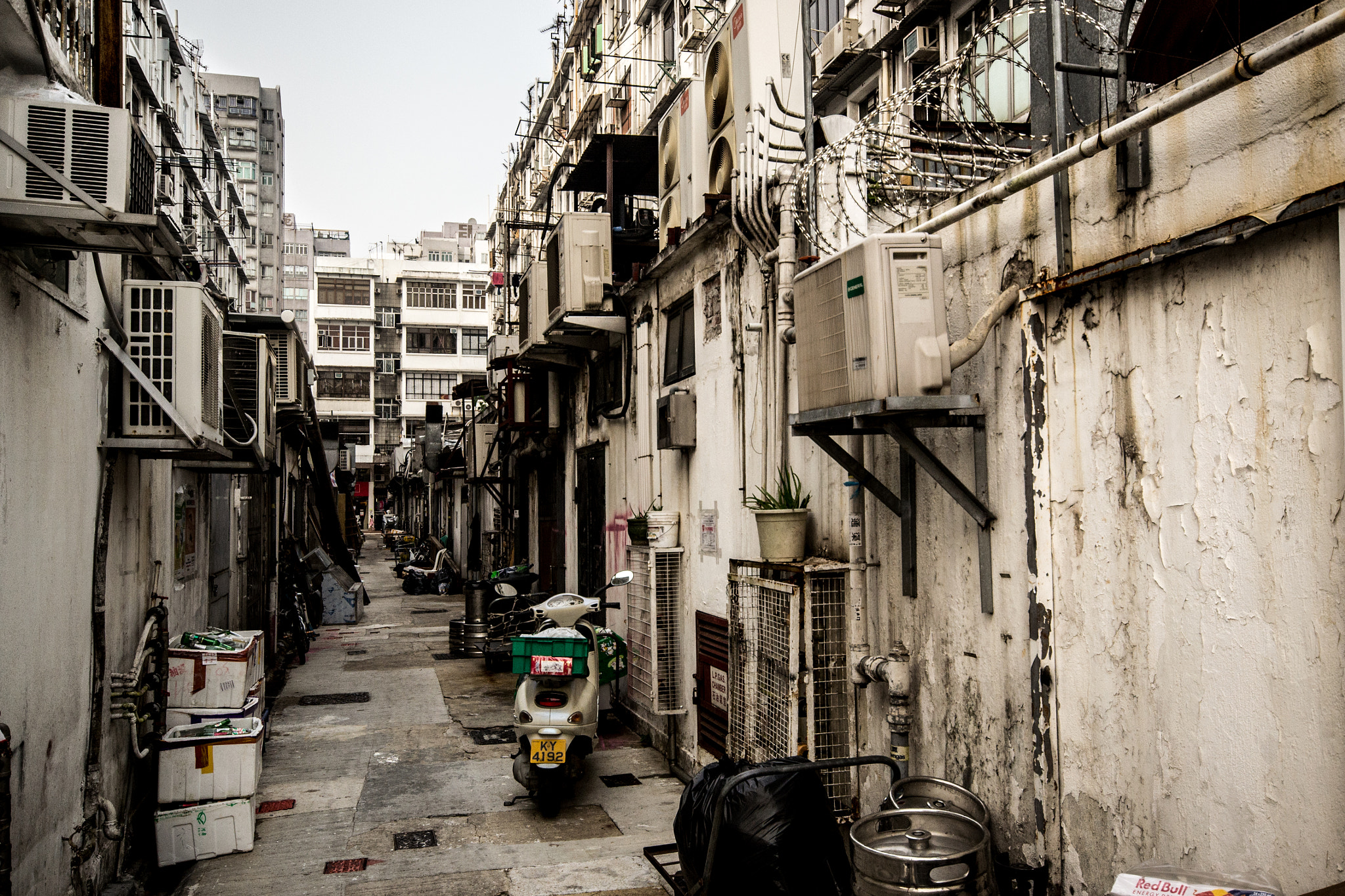 Sigma 10-20mm F4-5.6 EX DC HSM sample photo. Back alley in hong kong photography