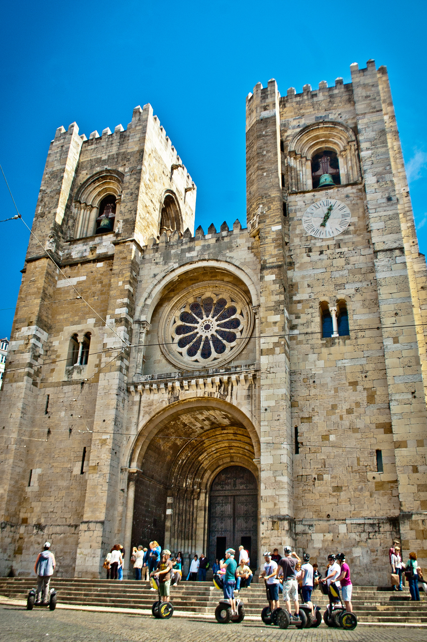 Nikon D40 sample photo. Ruas de lisboa. sé photography