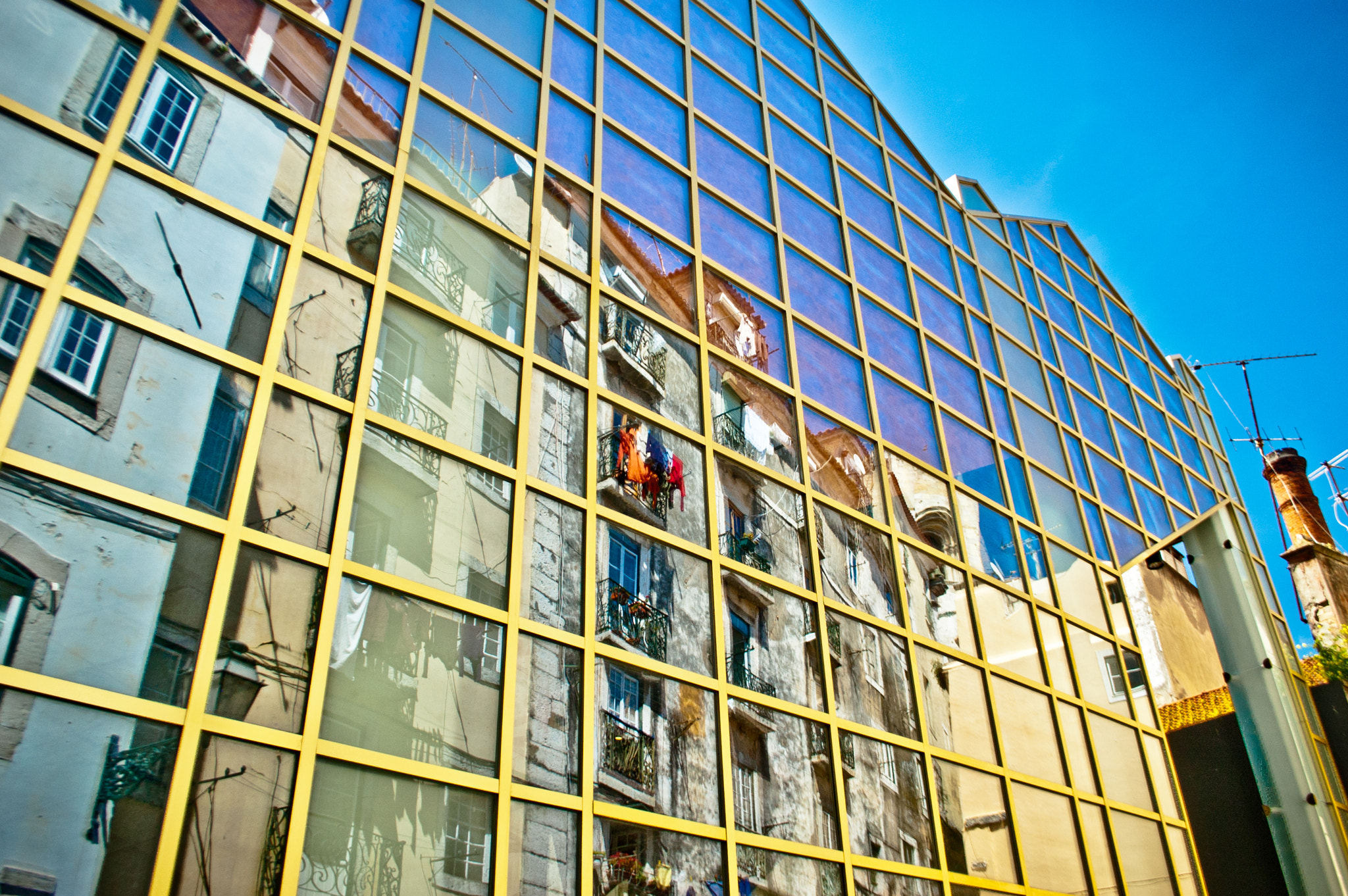 Nikon D40 sample photo. Ruas de lisboa. building with mirrored glass in li photography