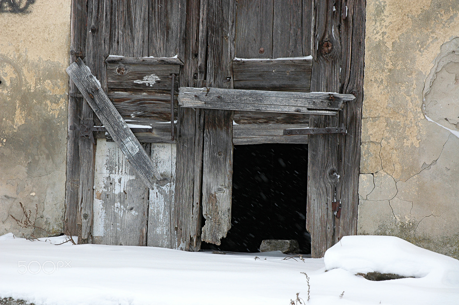 Nikon D70s sample photo. Looks like old photography
