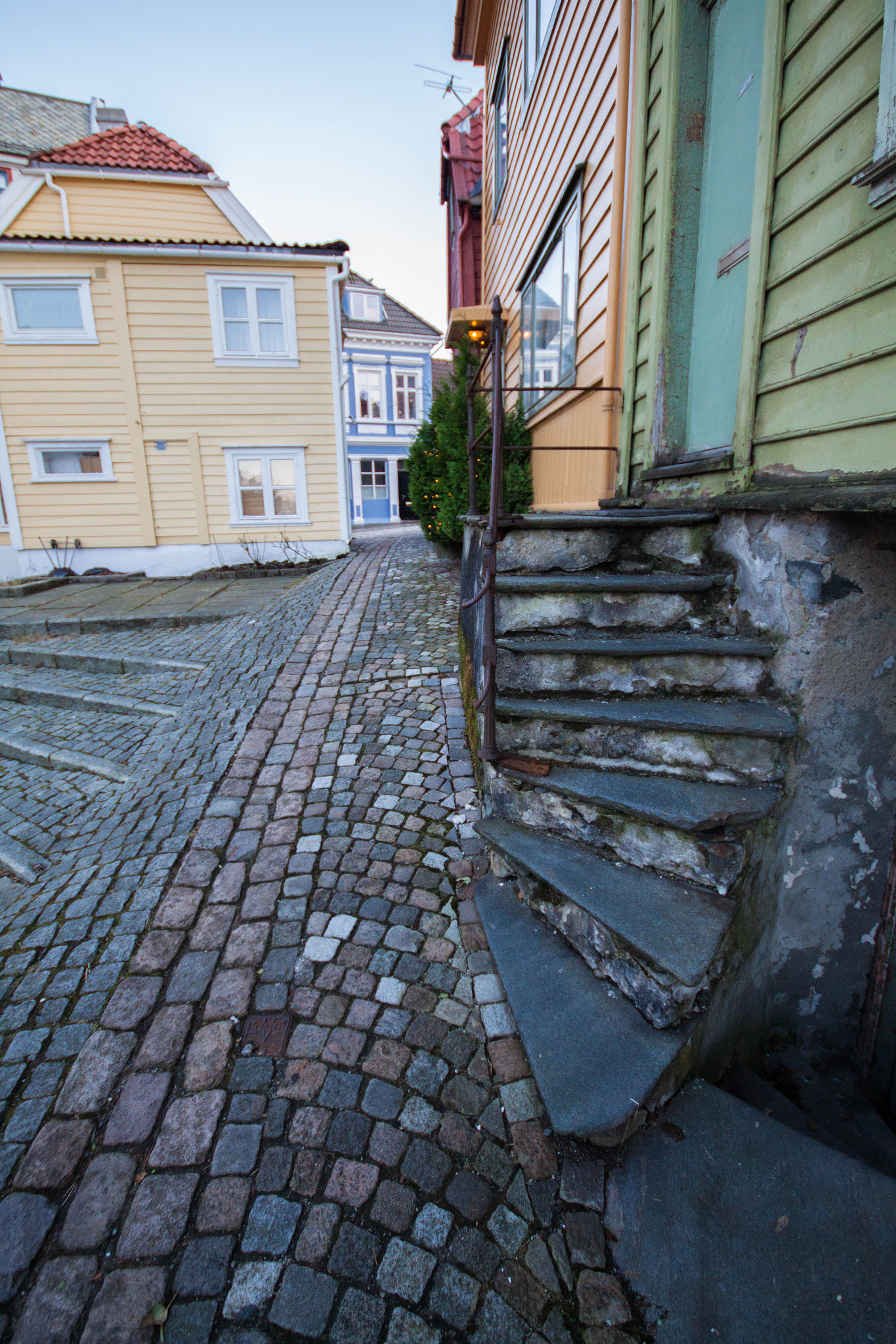 Canon EOS 500D (EOS Rebel T1i / EOS Kiss X3) + Sigma 10-20mm F4-5.6 EX DC HSM sample photo. Streets of bergen  photography