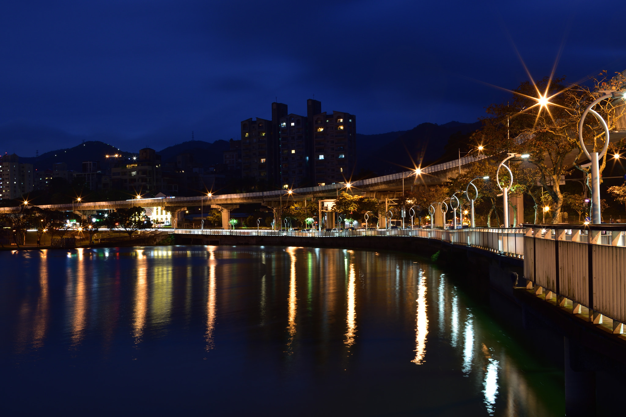 Nikon D5500 + Sigma 30mm F1.4 EX DC HSM sample photo. 大湖公園 街景 photography