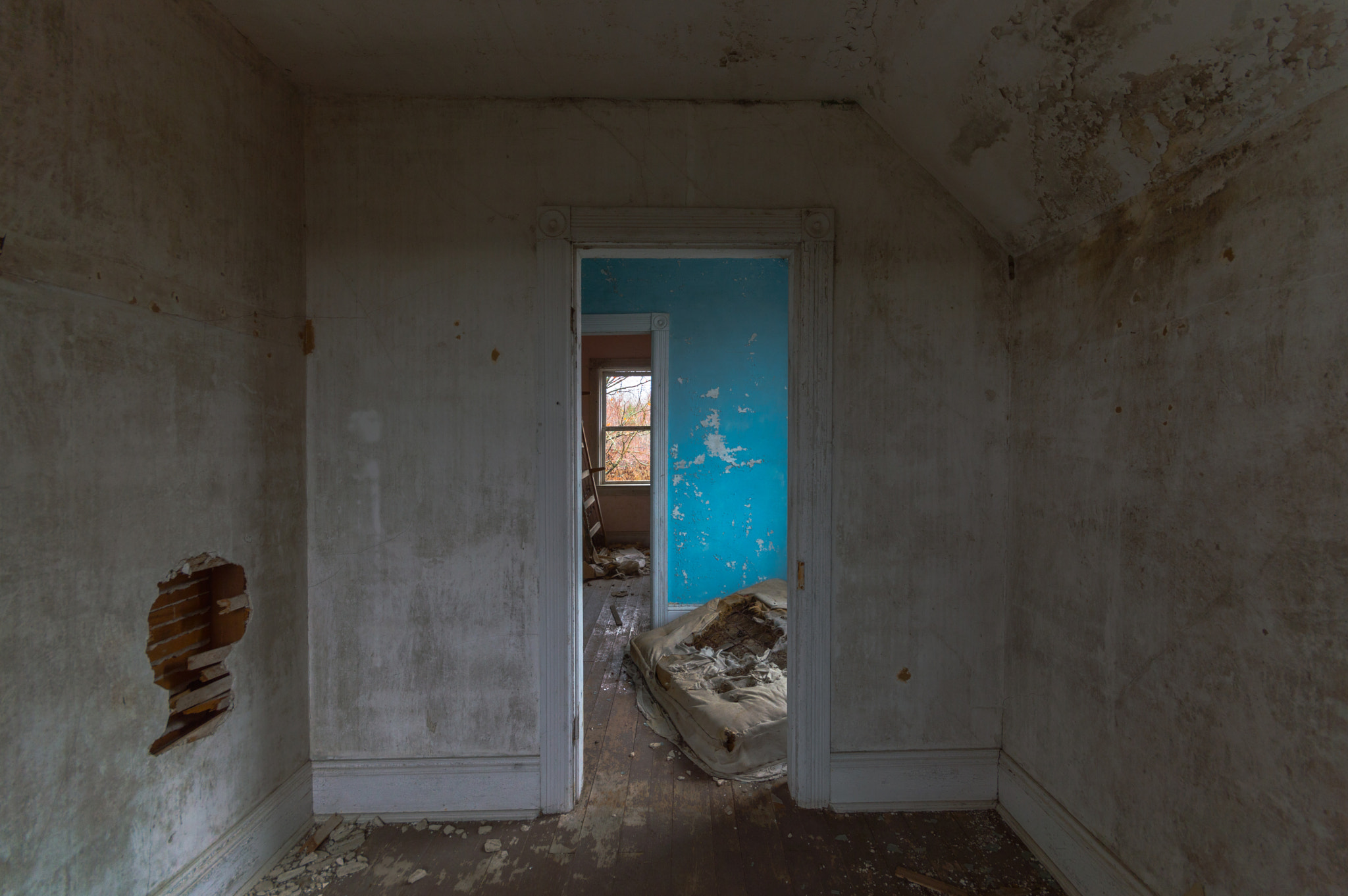 Sigma 10-20mm F4-5.6 EX DC HSM sample photo. Rusty bedsprings abandoned house urban explorng.nef photography