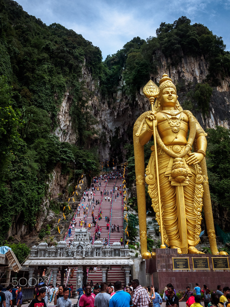 Olympus OM-D E-M10 + Olympus M.Zuiko Digital ED 12-40mm F2.8 Pro sample photo. Entrance of batu caves temple, malaysia photography