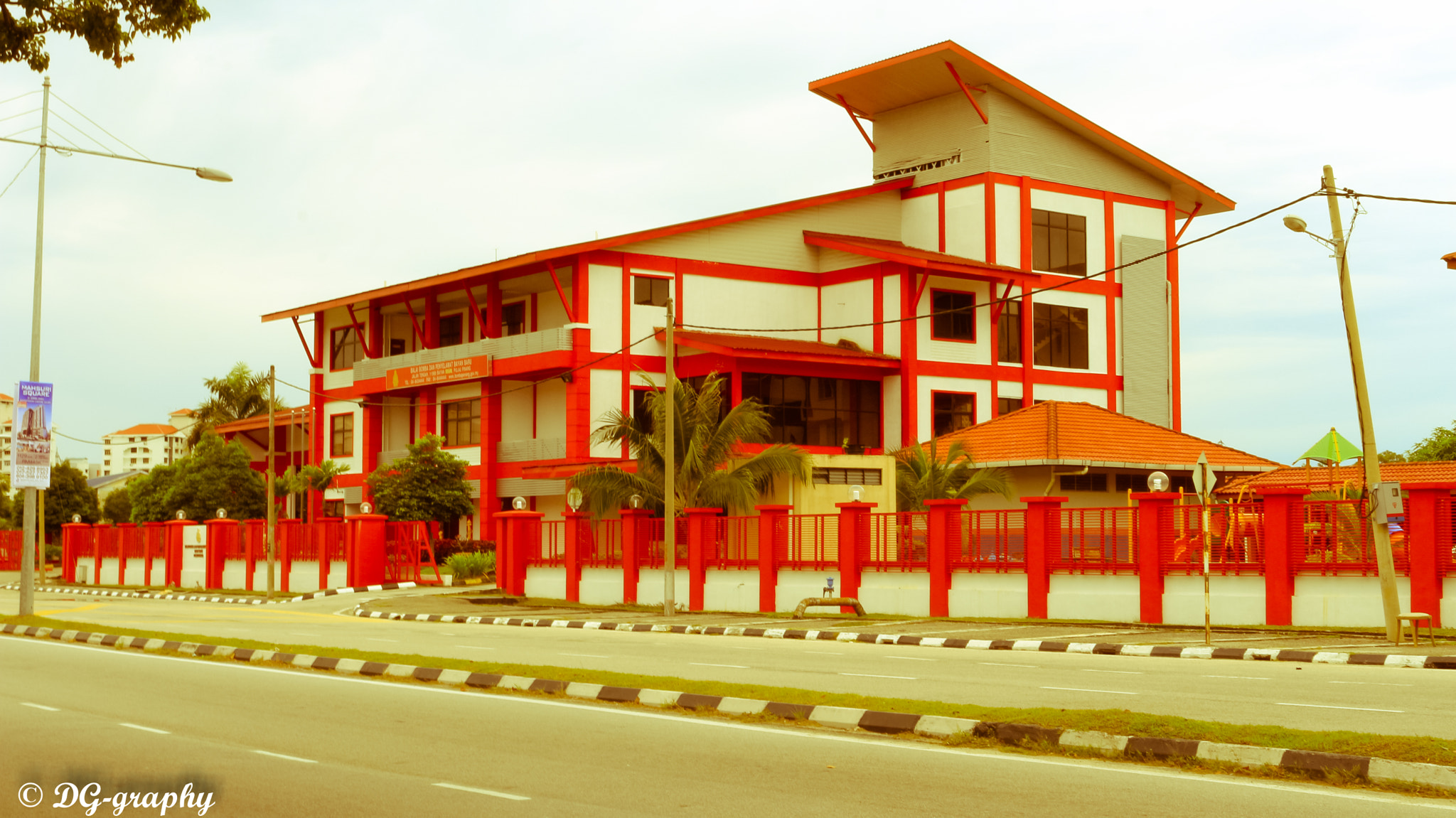 Canon EOS 700D (EOS Rebel T5i / EOS Kiss X7i) sample photo. Red painted colorful home photography