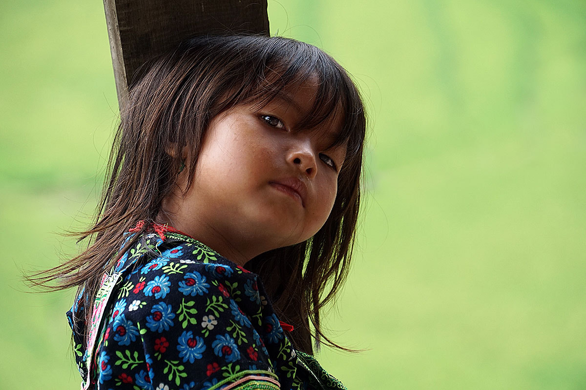 Sony E 18-200mm F3.5-6.3 OSS sample photo. Young vietnamese girl smiling at me photography