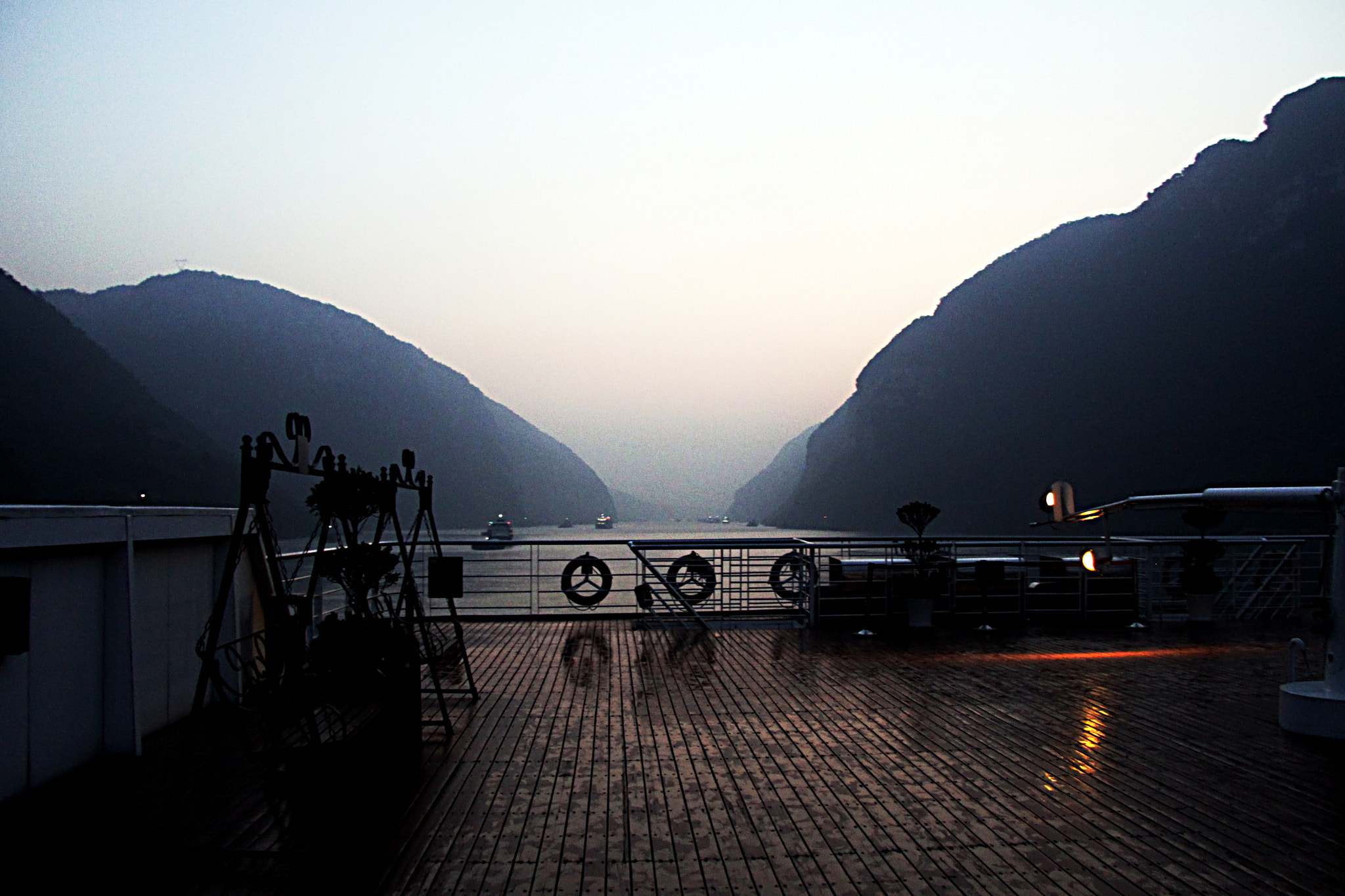 Canon EOS 50D sample photo. Entrance of the the tree throats district - yangtse river (china) photography