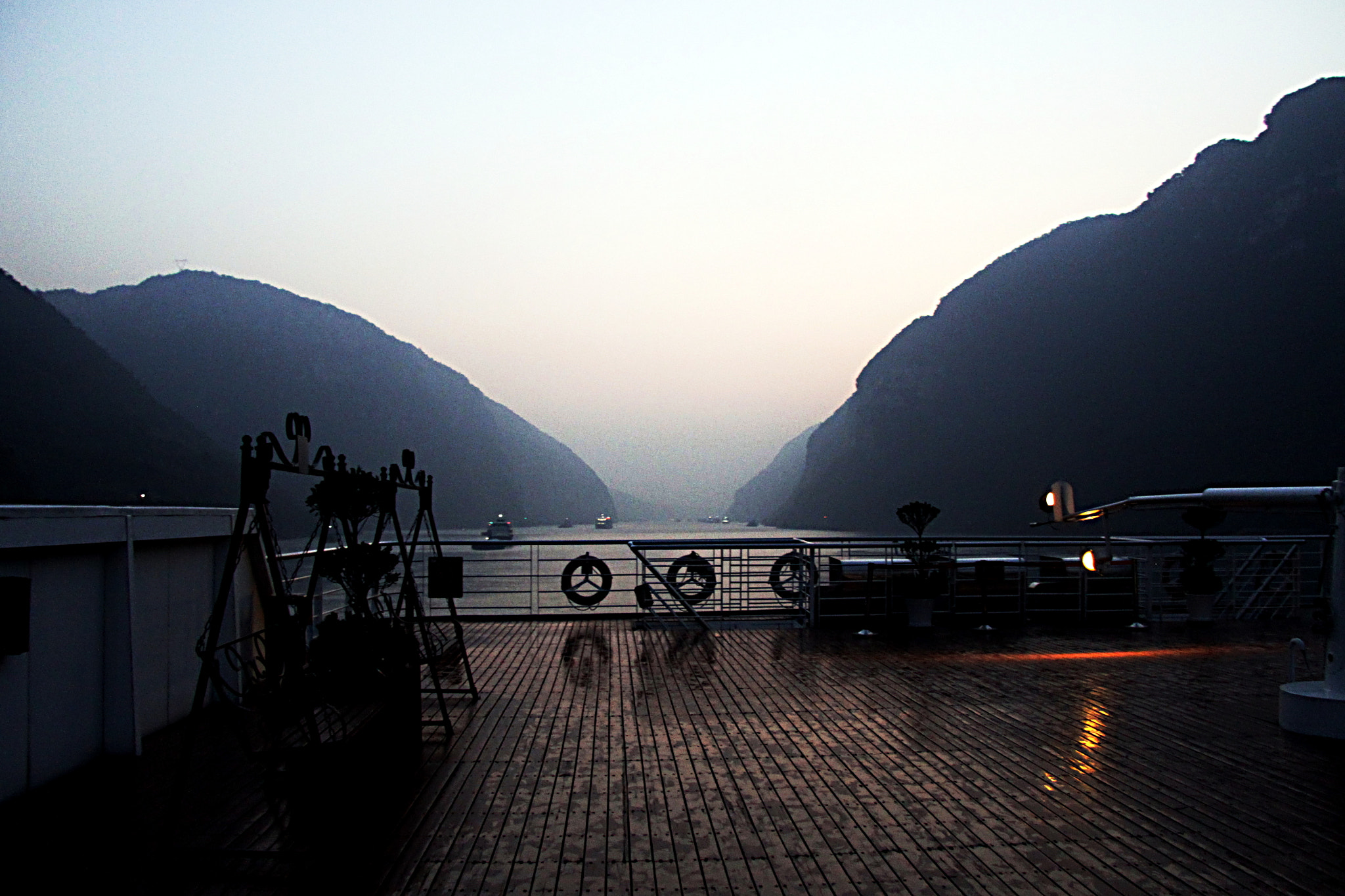 Canon EF-S 17-85mm F4-5.6 IS USM sample photo. Entrance of the the tree throats district - yangtse river (china) photography