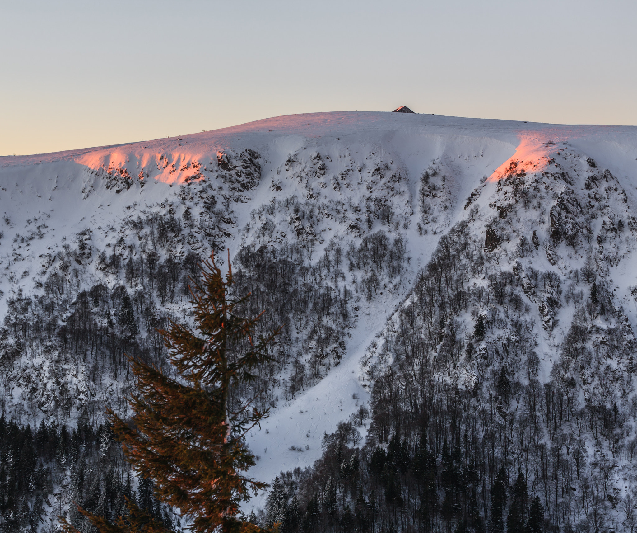 Canon EOS 5D + Canon EF 70-200mm F4L USM sample photo. Premiers rayons sur le massif du hohneck photography