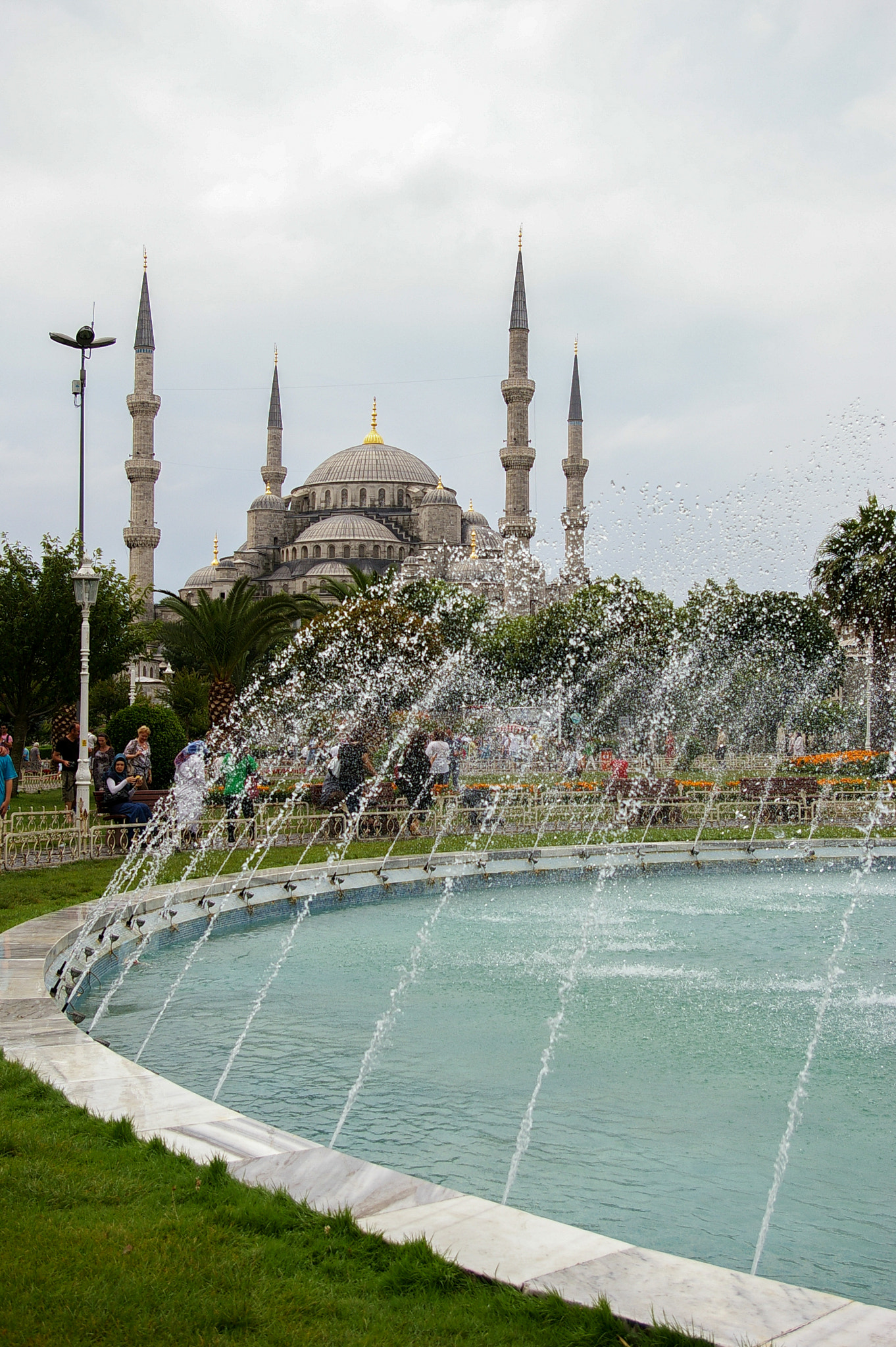 Pentax K100D Super + Pentax smc DA 18-55mm F3.5-5.6 AL sample photo. Fountain and the blue mosque, istanbul, summer 2010. photography