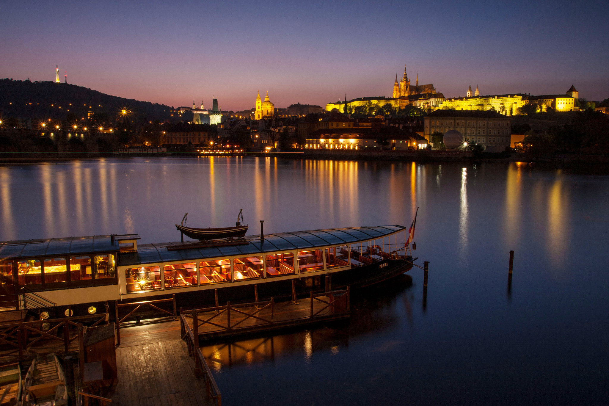 Canon EOS 40D + Canon EF 17-40mm F4L USM sample photo. Prague castle in the night photography