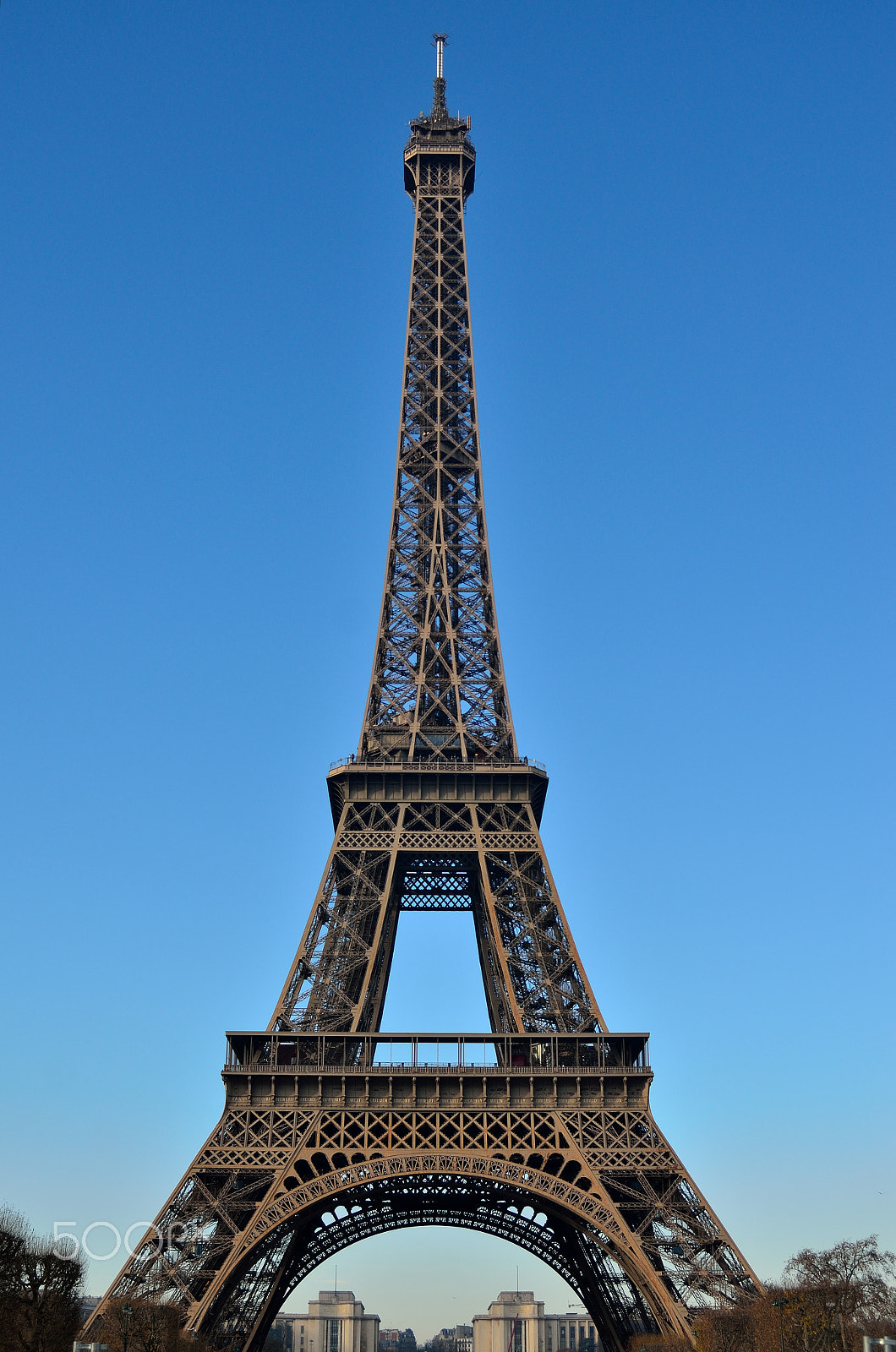 AF Zoom-Nikkor 28-80mm f/3.5-5.6D sample photo. Eiffel tower with clear sky photography
