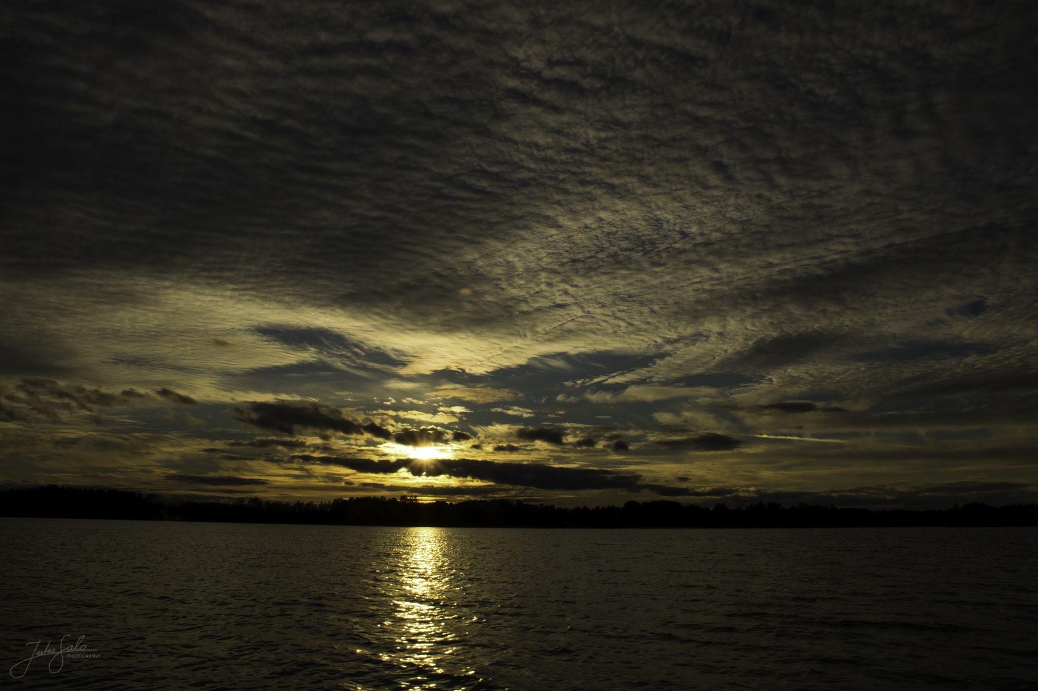 Canon EF 75-300mm F4.0-5.6 IS USM sample photo. Sun sets behind horizon. photography