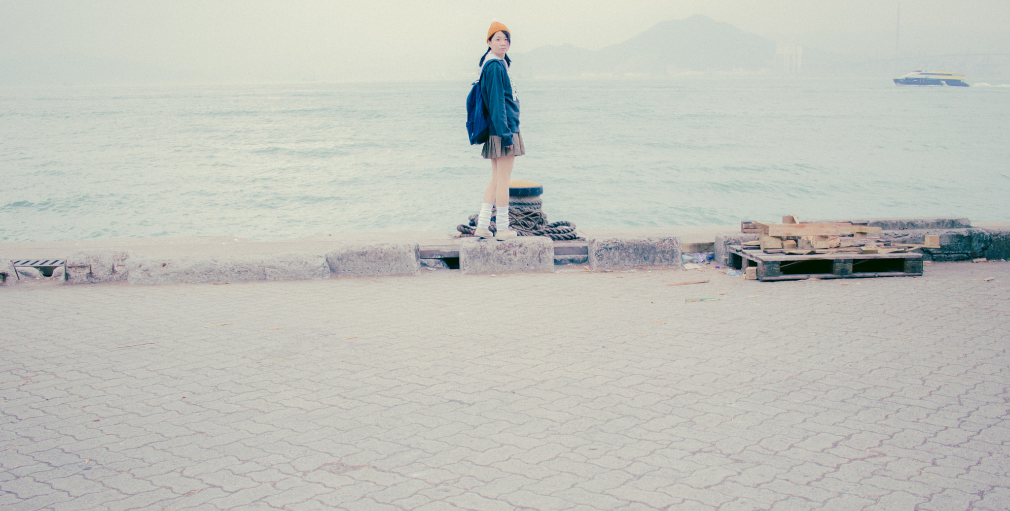 Canon EF-S 24mm F2.8 STM sample photo. 佇む photography