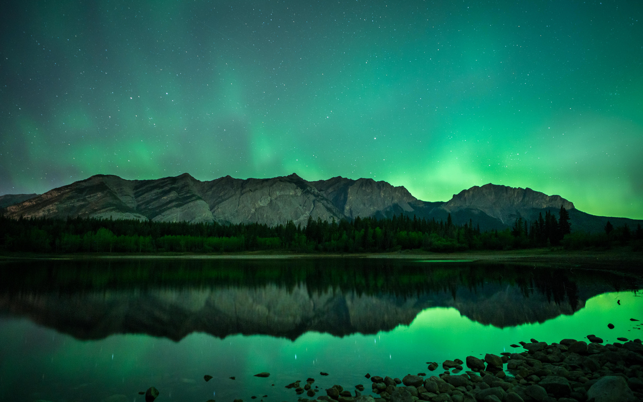 E 21mm F2.8 sample photo. Middle lake aurora (kananaskis) photography