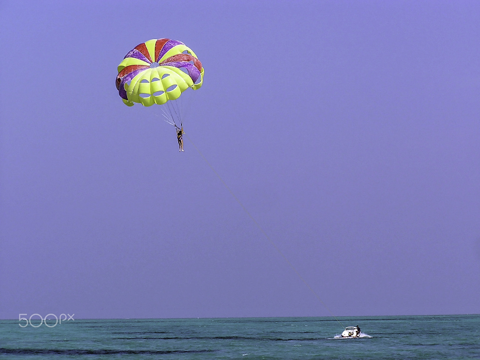 Olympus C750UZ sample photo. Para-sailing over the green water of the arabian sea in the laks photography