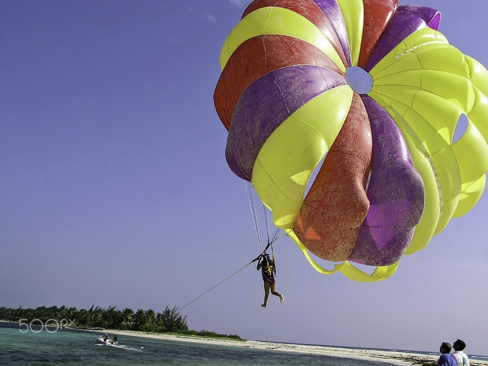 Olympus C750UZ sample photo. Riding a colorful para-sail behind a speedboat in the lakshadwee photography