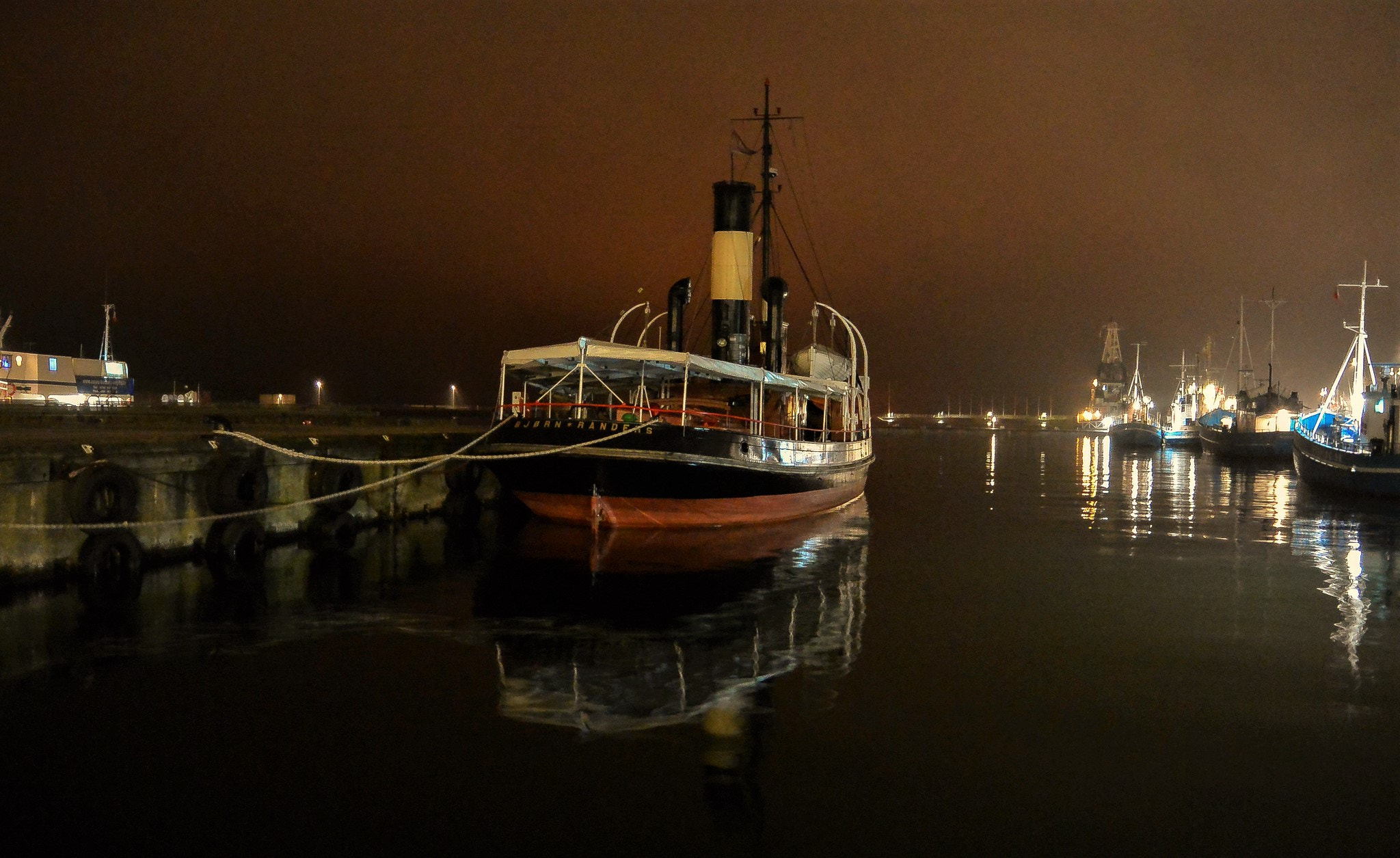 Nikon 1 Nikkor 11-27.5mm F3.5-5.6 sample photo. At night... photography