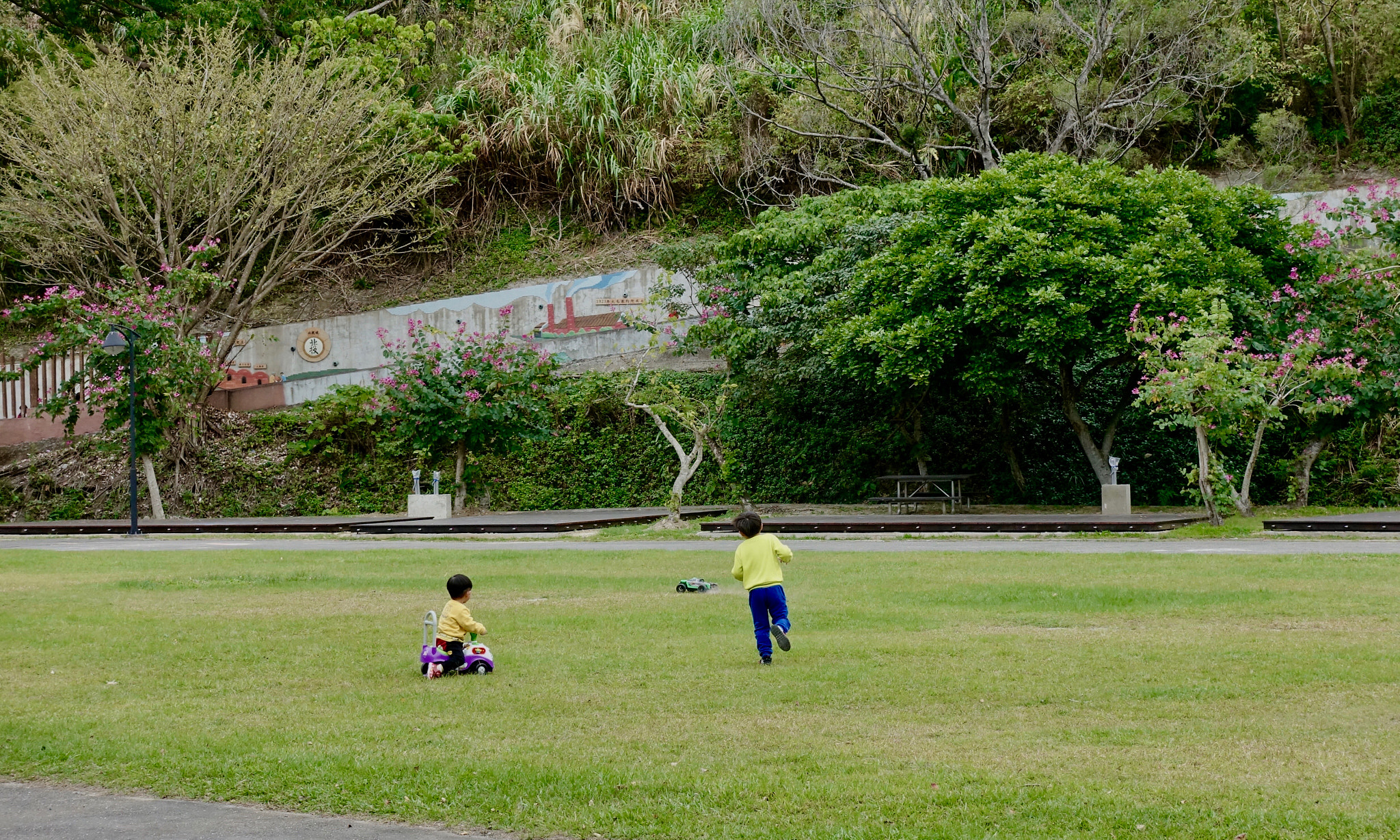 Sony DSC-RX100M5 + Sony 24-70mm F1.8-2.8 sample photo. Human machine race photography