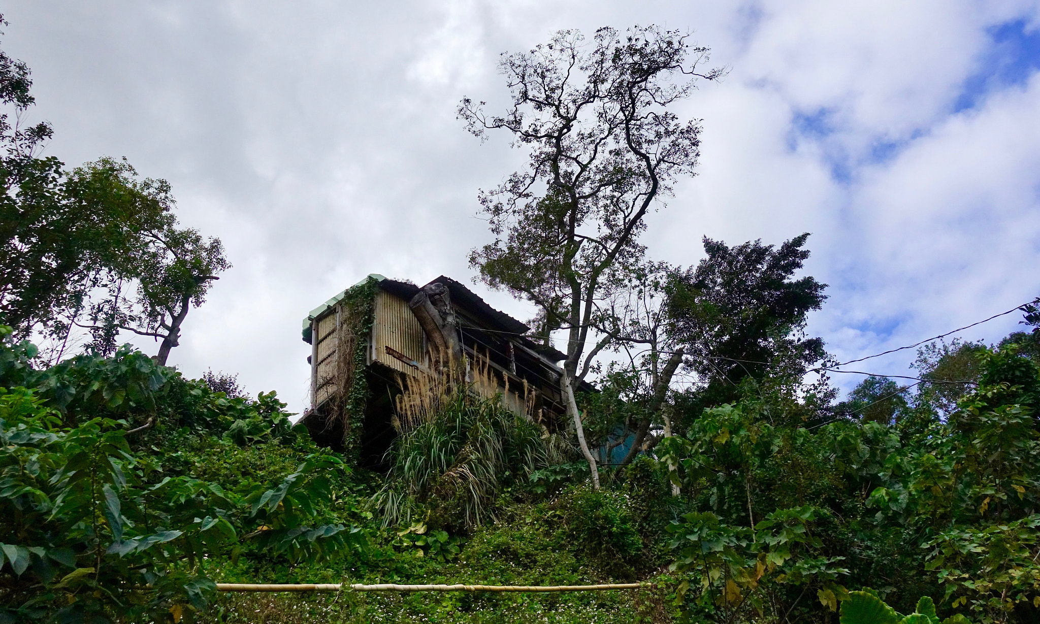 Sony DSC-RX100M5 + Sony 24-70mm F1.8-2.8 sample photo. Tin house on hill photography