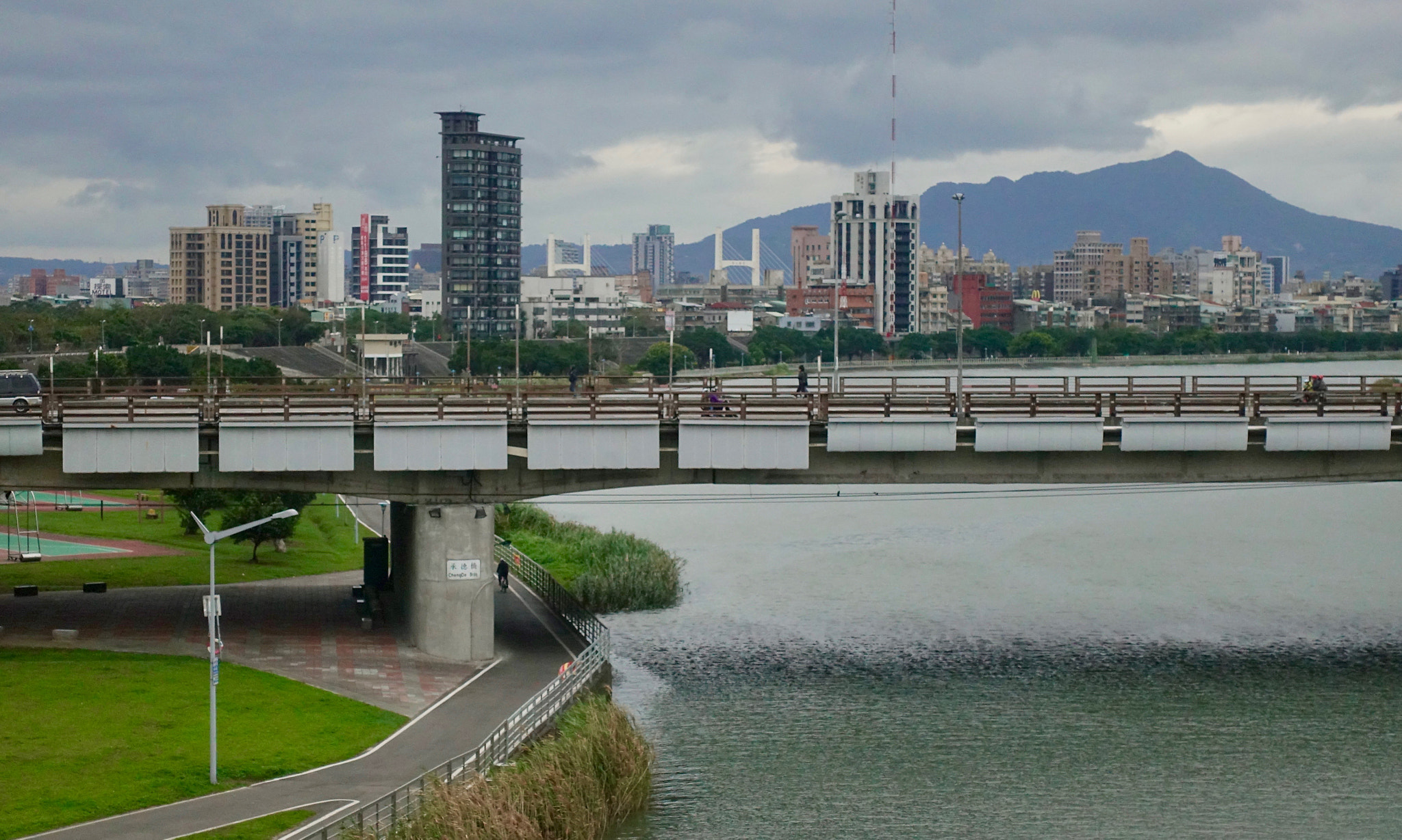 Sony DSC-RX100M5 + Sony 24-70mm F1.8-2.8 sample photo. Mt. sleeping bodhi 觀音山 over tamsui river 淡水河 photography