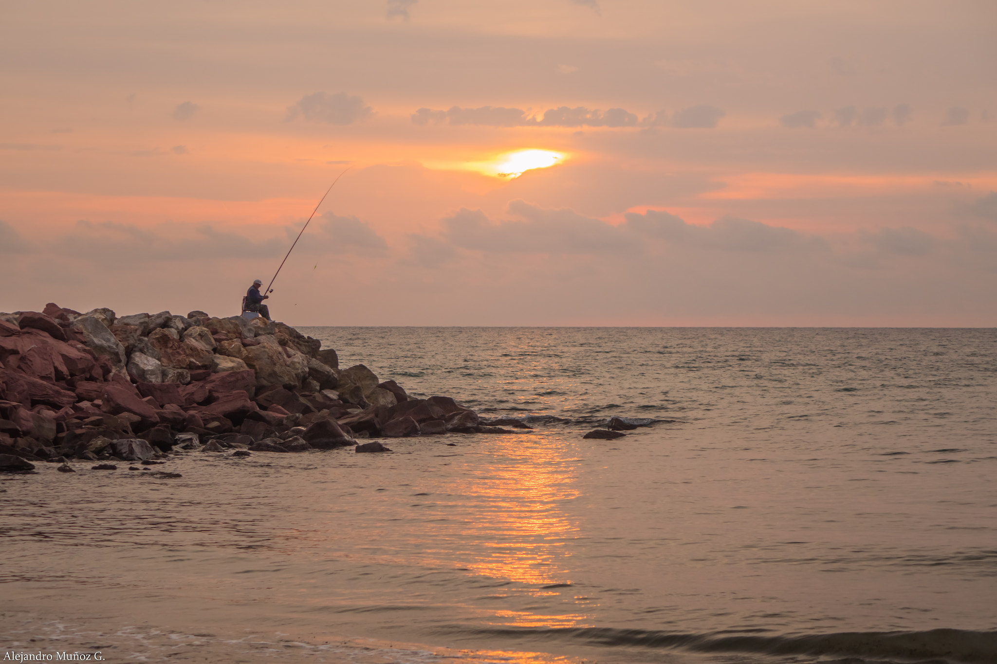 Sony Cyber-shot DSC-RX10 + 24-200mm F2.8 sample photo. Passion for fishing (valencia) photography