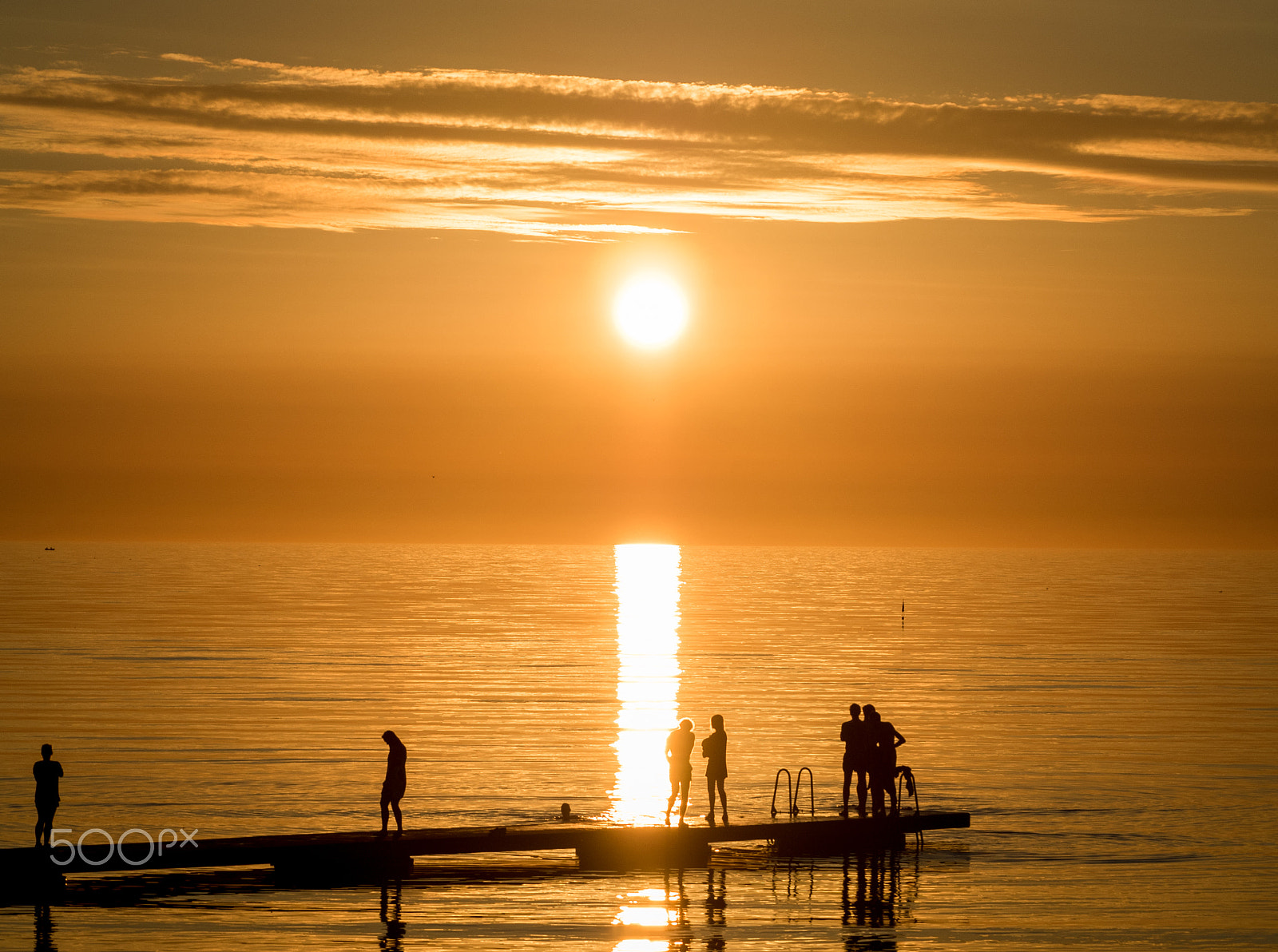 Olympus OM-D E-M5 II + Olympus M.Zuiko ED 75-300mm F4.8-6.7 II sample photo. Sunset reflecting in the baltic sea photography