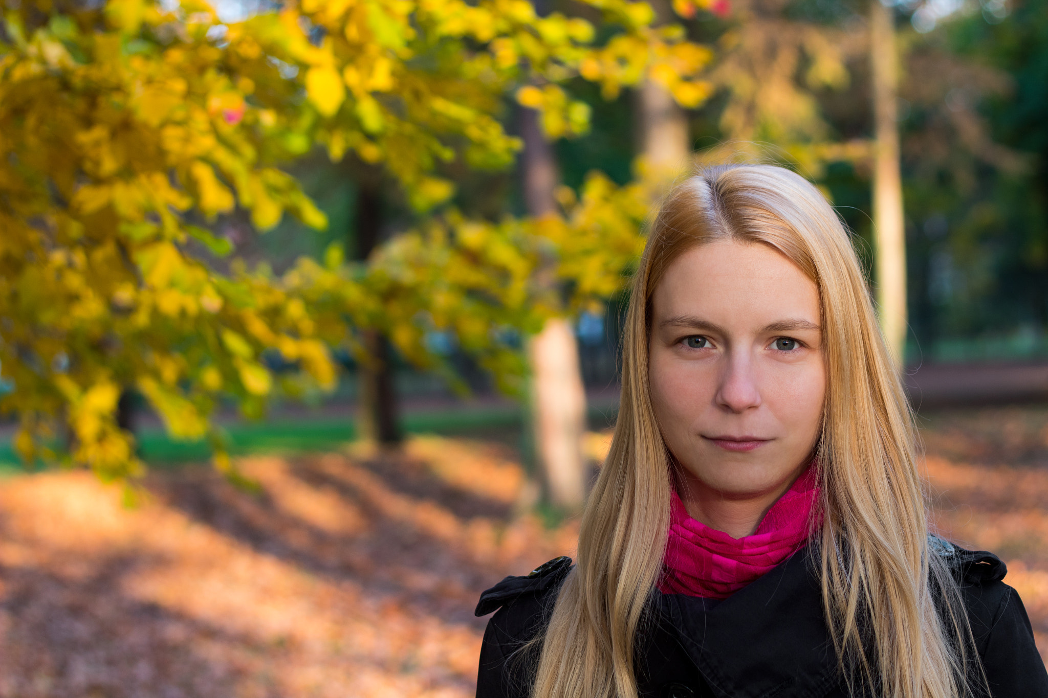 Canon EOS 1300D (EOS Rebel T6 / EOS Kiss X80) + Canon EF 50mm F1.8 II sample photo. Autumn portrait photography