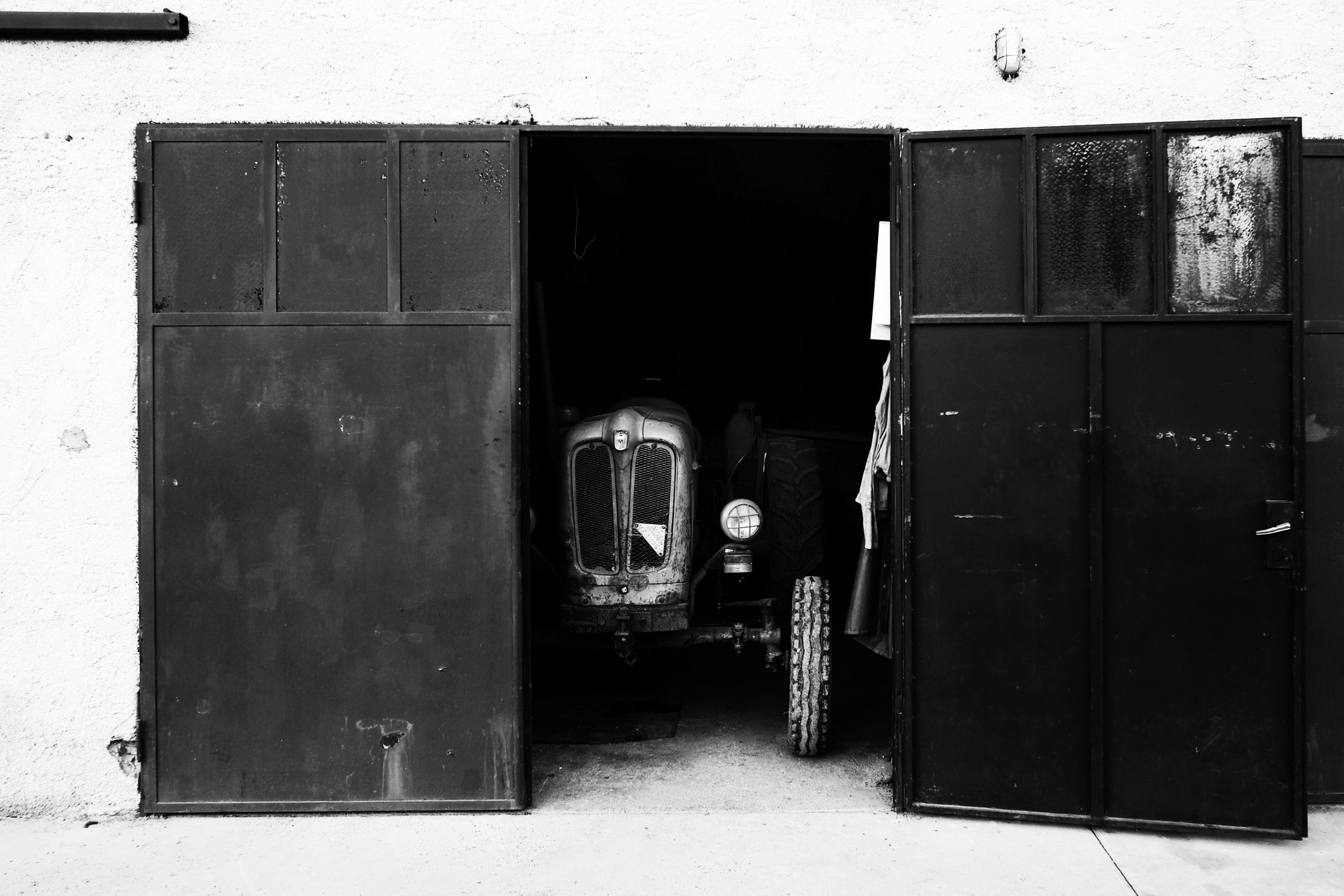 Fujifilm X-Pro2 + Fujifilm XF 18mm F2 R sample photo. Old tractor photography