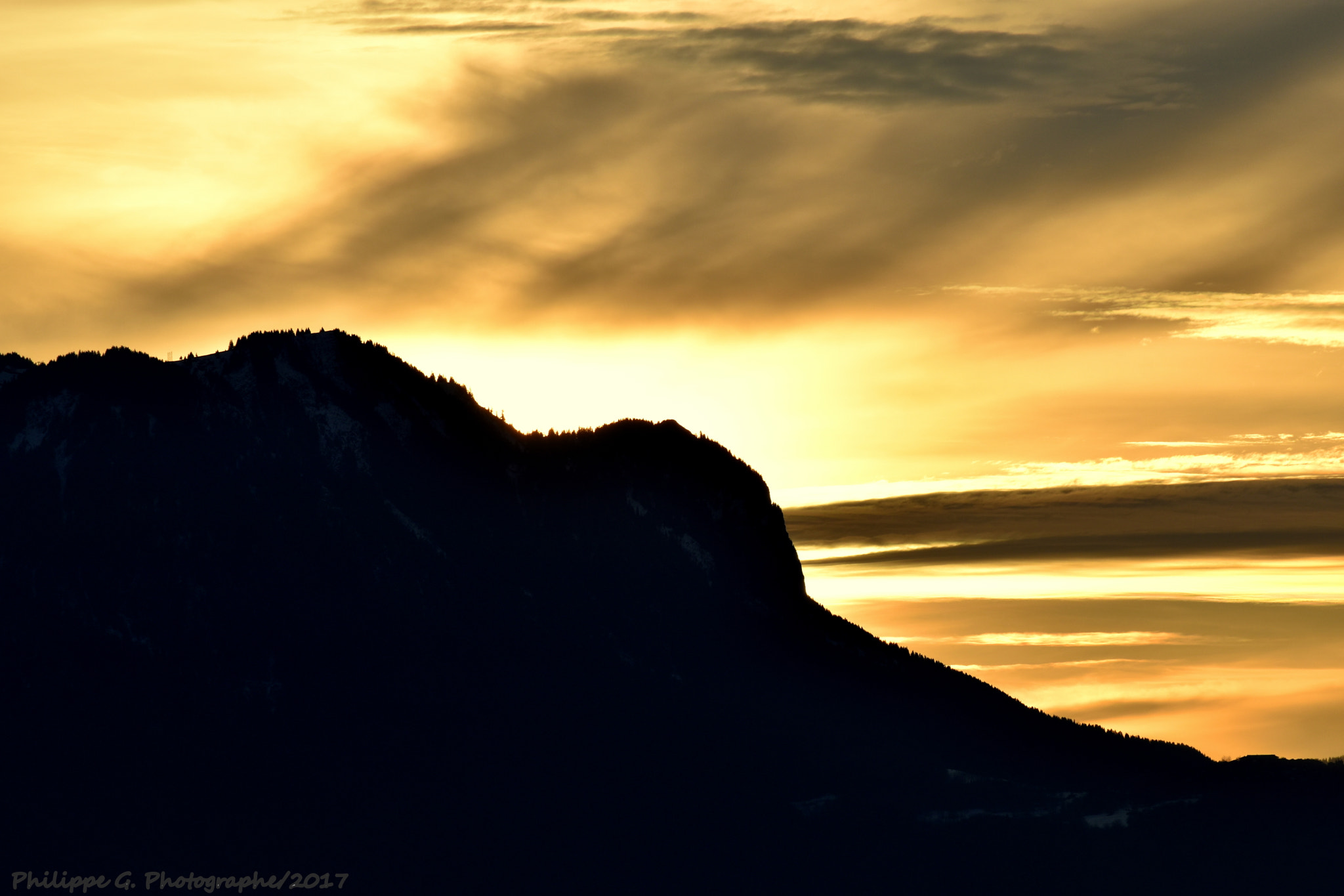 Nikon D5500 sample photo. Coucher de soleil derrière la montagne photography