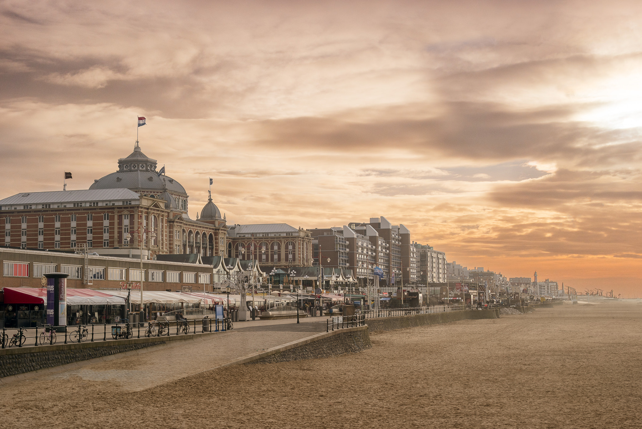 Samsung NX 30mm F2 Pancake sample photo. Scheveningen in pink photography