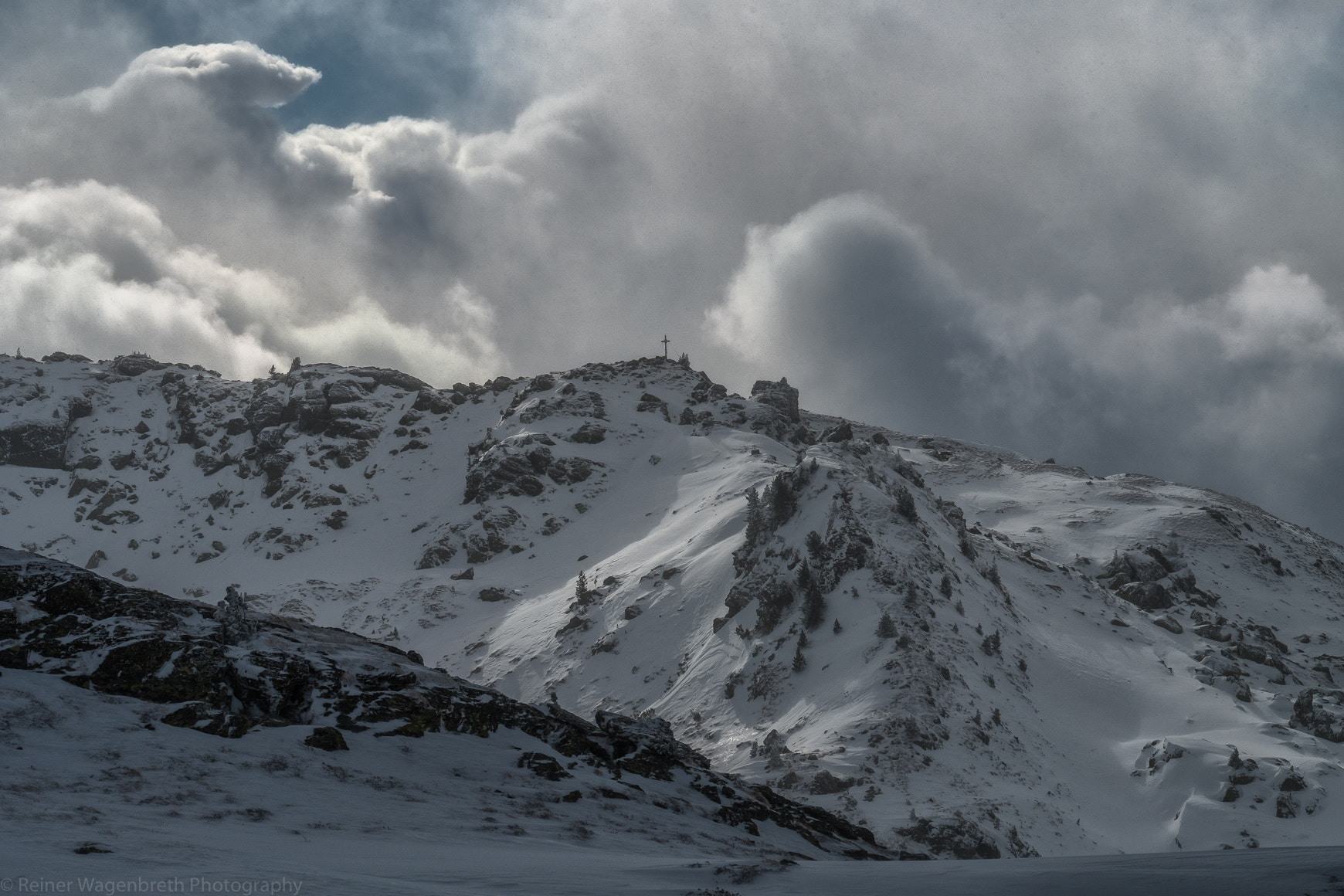 Fujifilm X-T2 + Fujifilm XC 50-230mm F4.5-6.7 OIS sample photo. Gipfelblick im wolkenmeer photography