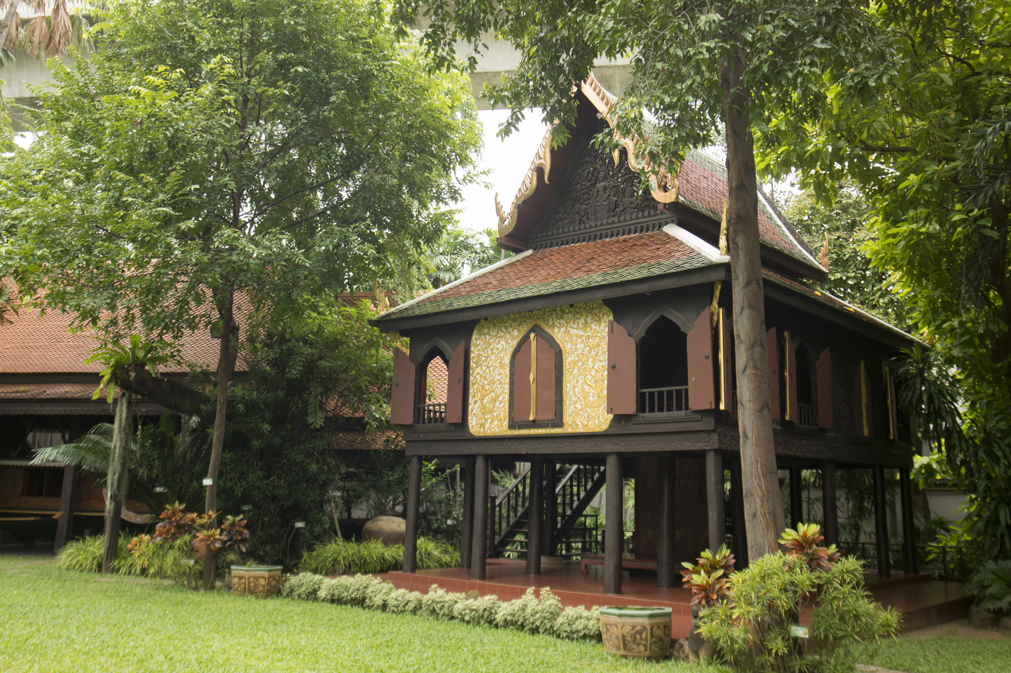 Nikon D800 + Sigma 17-35mm F2.8-4 EX DG  Aspherical HSM sample photo. Thailand bangkok suan pakkad palace photography