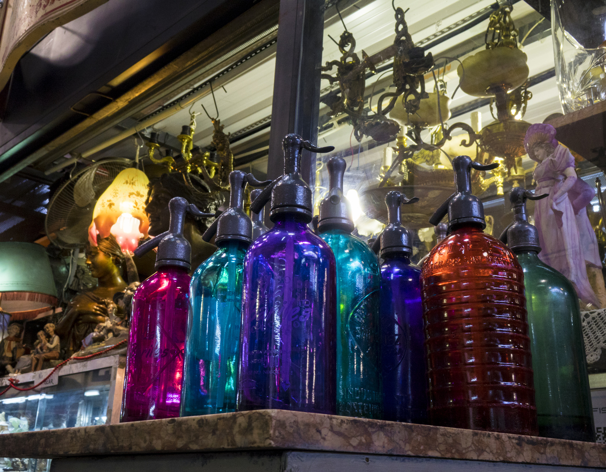 24-200mm F2.8 sample photo. El mercado lx - sifones de colores photography