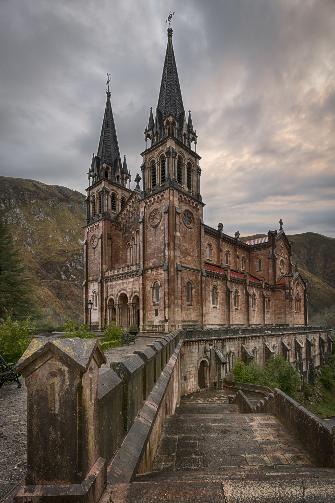 Nikon D810 + Tokina AT-X 16-28mm F2.8 Pro FX sample photo. Basílica de covadonga photography