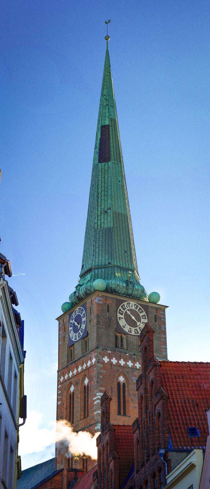 Canon EOS 600D (Rebel EOS T3i / EOS Kiss X5) + Canon EF 100mm F2.0 USM sample photo. Jakobikirche in luebeck photography