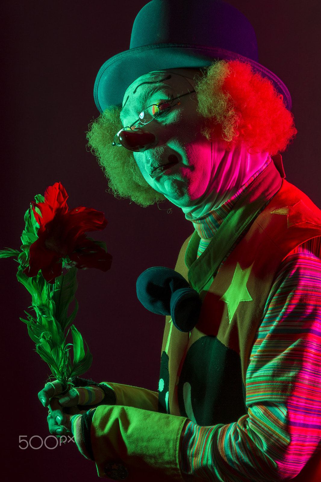Canon EOS 7D + Sigma 18-200mm f/3.5-6.3 DC OS sample photo. Tristeando con la flor (sad clown with a rose) photography
