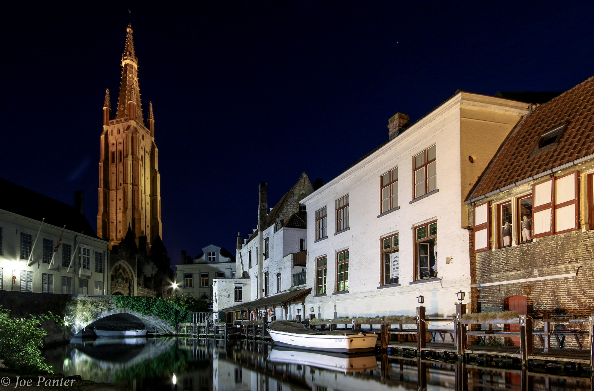 Canon EOS 7D Mark II + Sigma 10-20mm F4-5.6 EX DC HSM sample photo. A evening walk in bruges photography