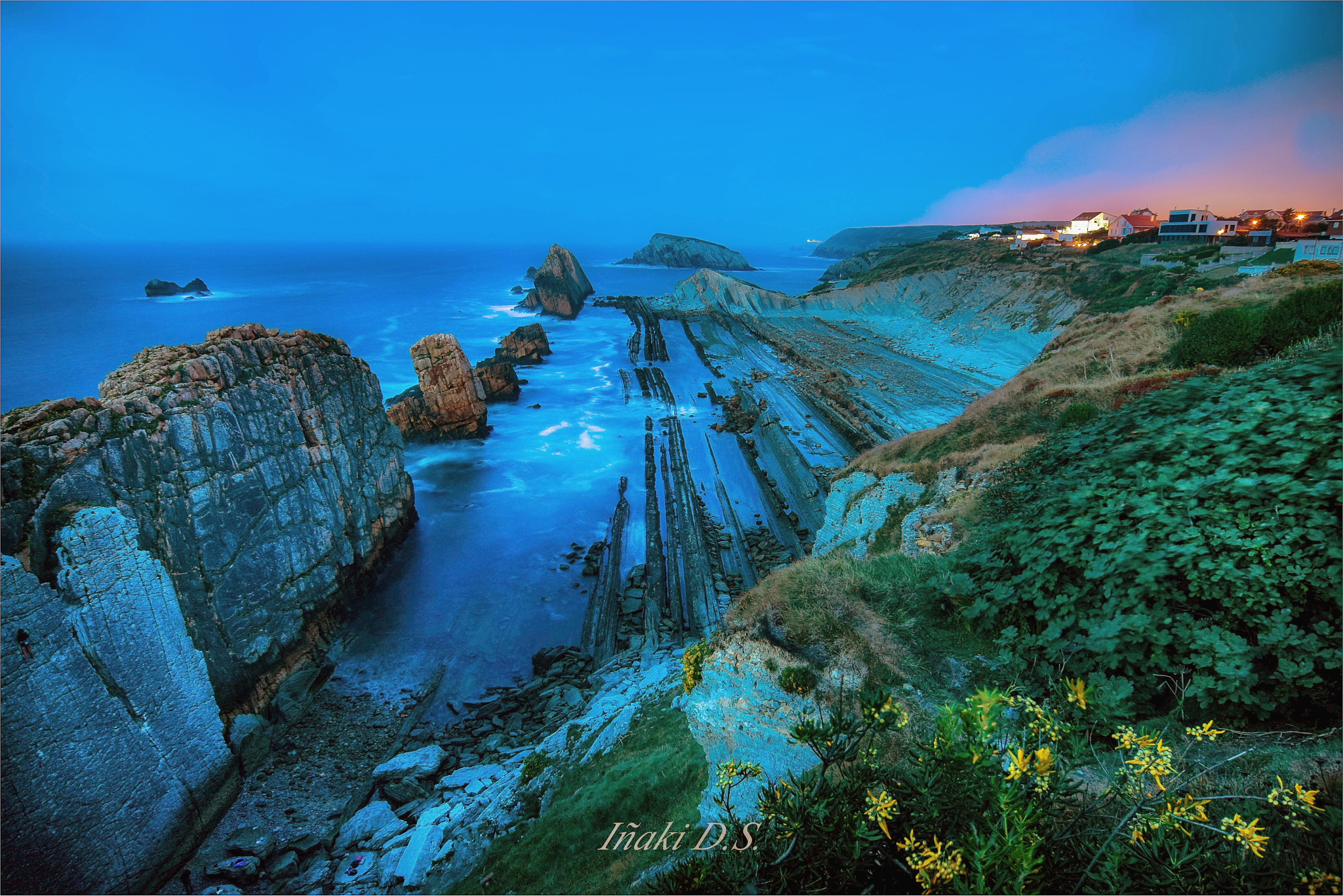 Nikon D5300 + Tokina AT-X 12-28mm F4 Pro DX sample photo. Blue hour in liencres photography