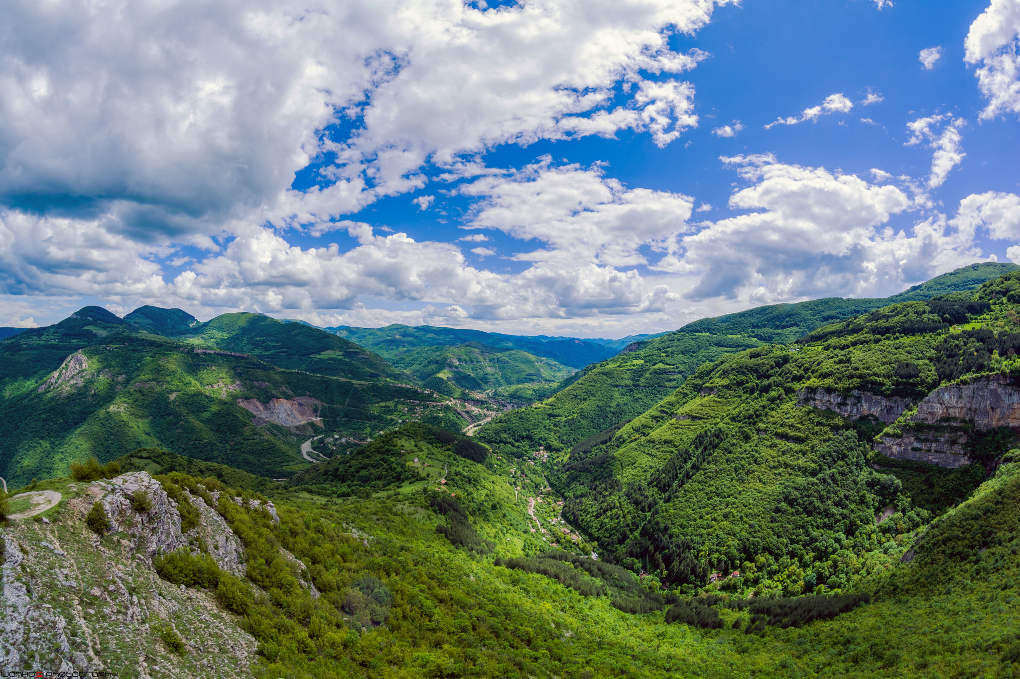 Samyang 8mm F3.5 Aspherical IF MC Fisheye sample photo. The iskar gorge photography
