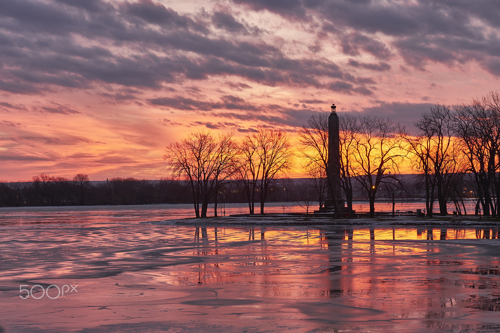 Fujifilm X-T1 + Fujifilm XF 50-140mm F2.8 R LM OIS WR sample photo. Perry monument at sunrise photography