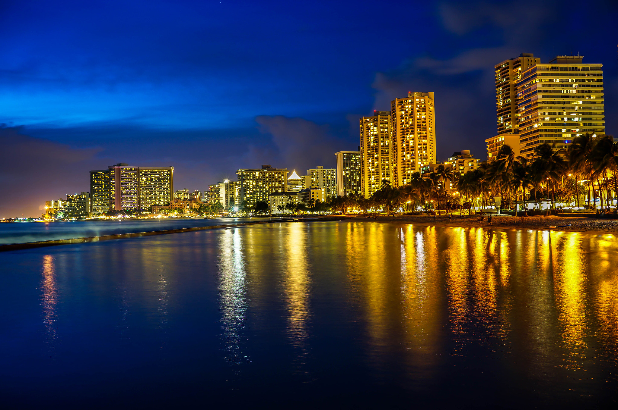 Sony Alpha NEX-6 + Sony E 18-55mm F3.5-5.6 OSS sample photo. Waikiki beach at night photography