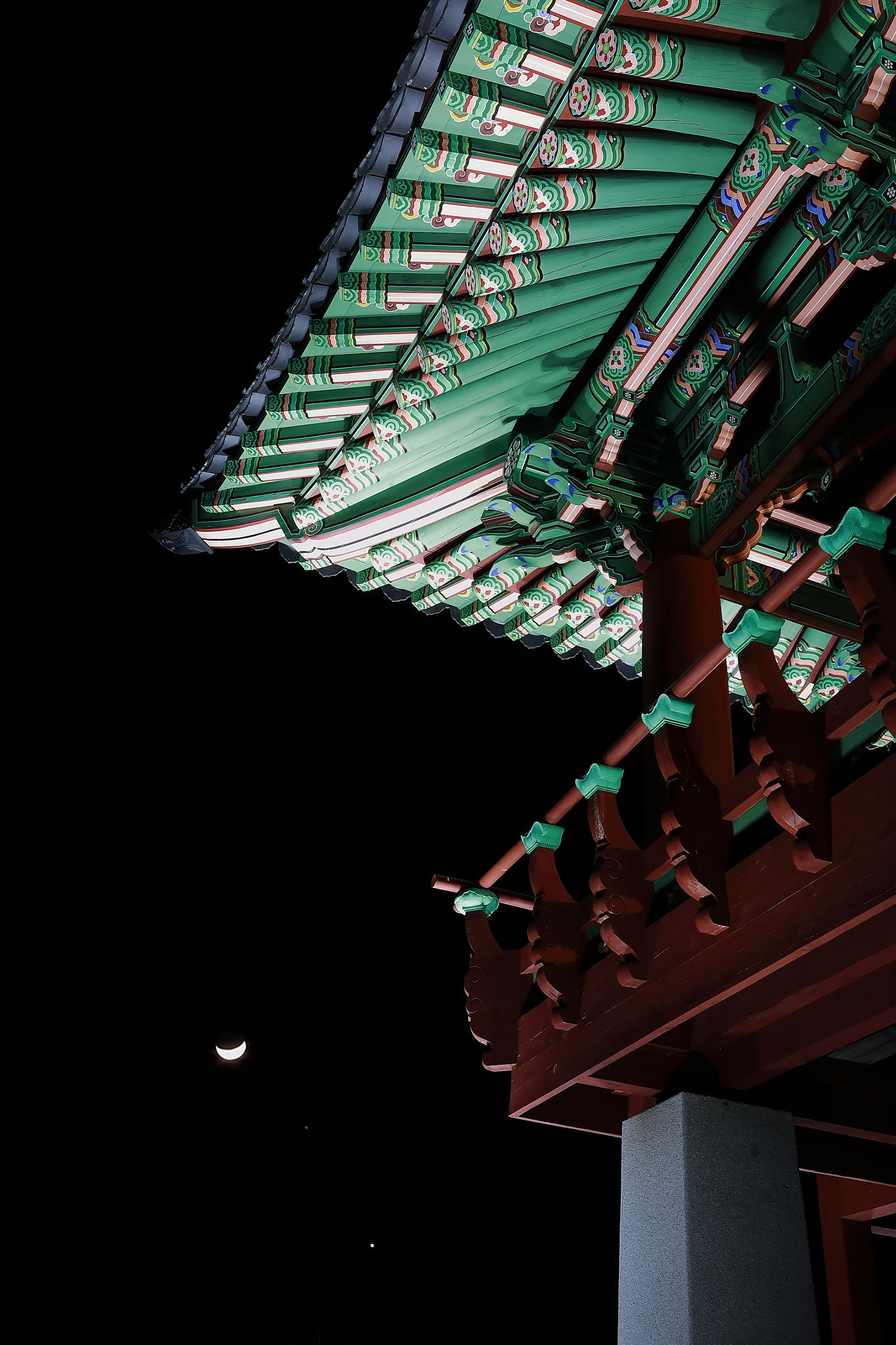 Canon EF 35mm F2 IS USM sample photo. New moon of the night. photography