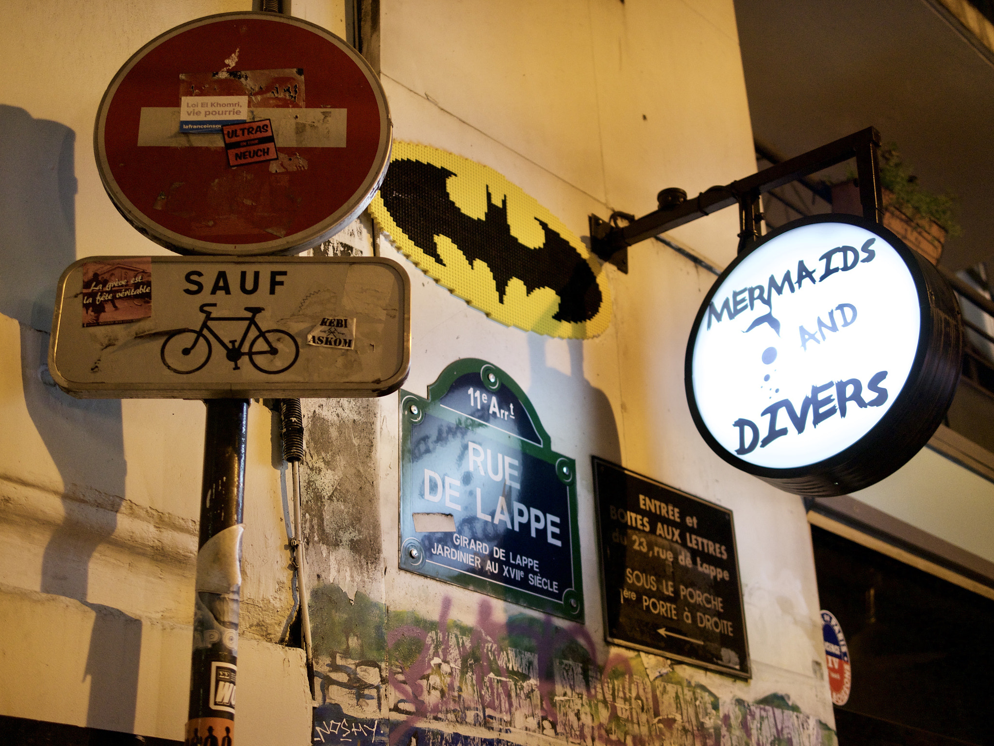 Panasonic Lumix DMC-GX85 (Lumix DMC-GX80 / Lumix DMC-GX7 Mark II) + Panasonic Leica DG Summilux 25mm F1.4 II ASPH sample photo. Paris signs photography