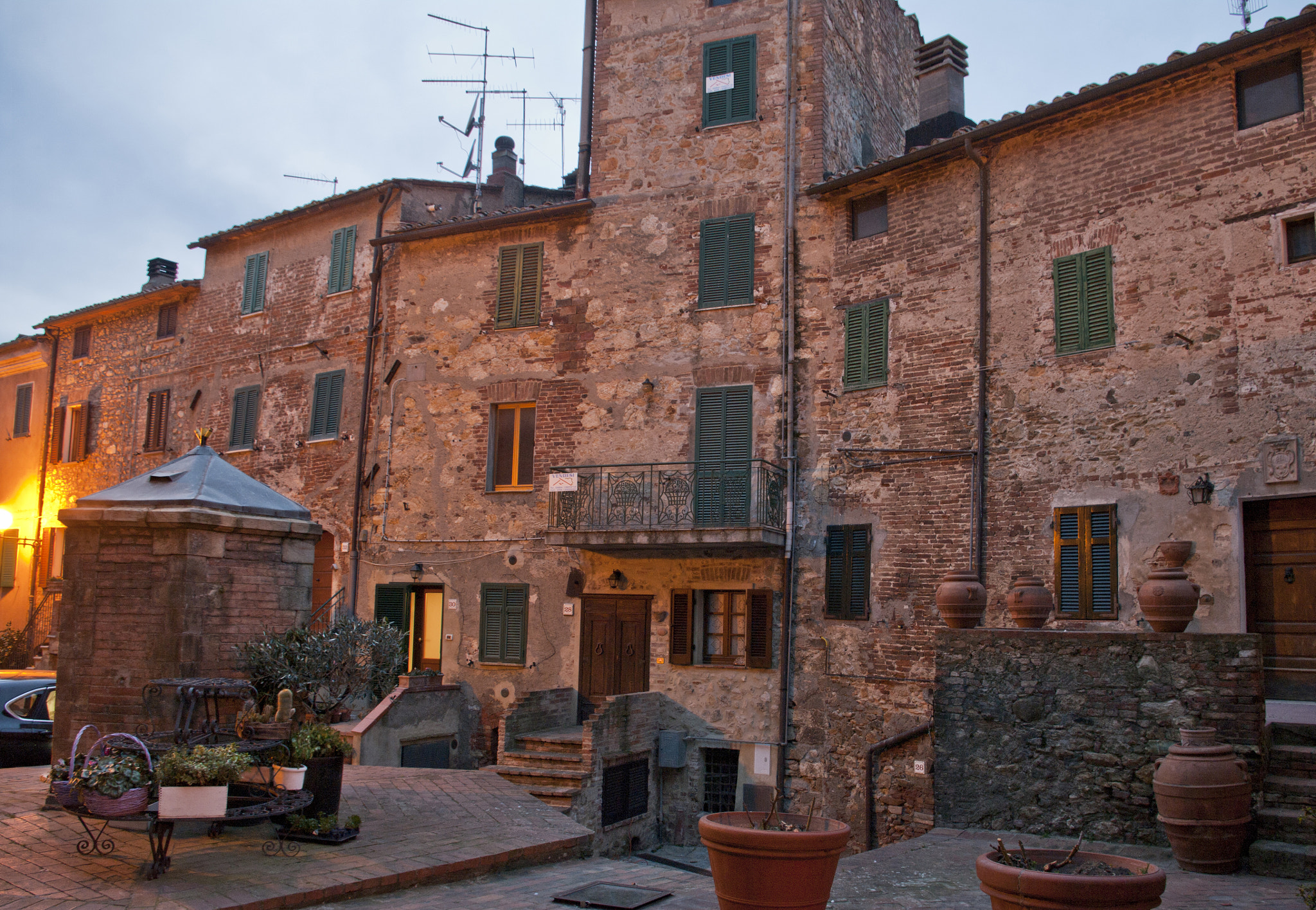 Pentax K20D + Pentax smc DA 18-55mm F3.5-5.6 AL sample photo. Looms the night in civitella marittima photography