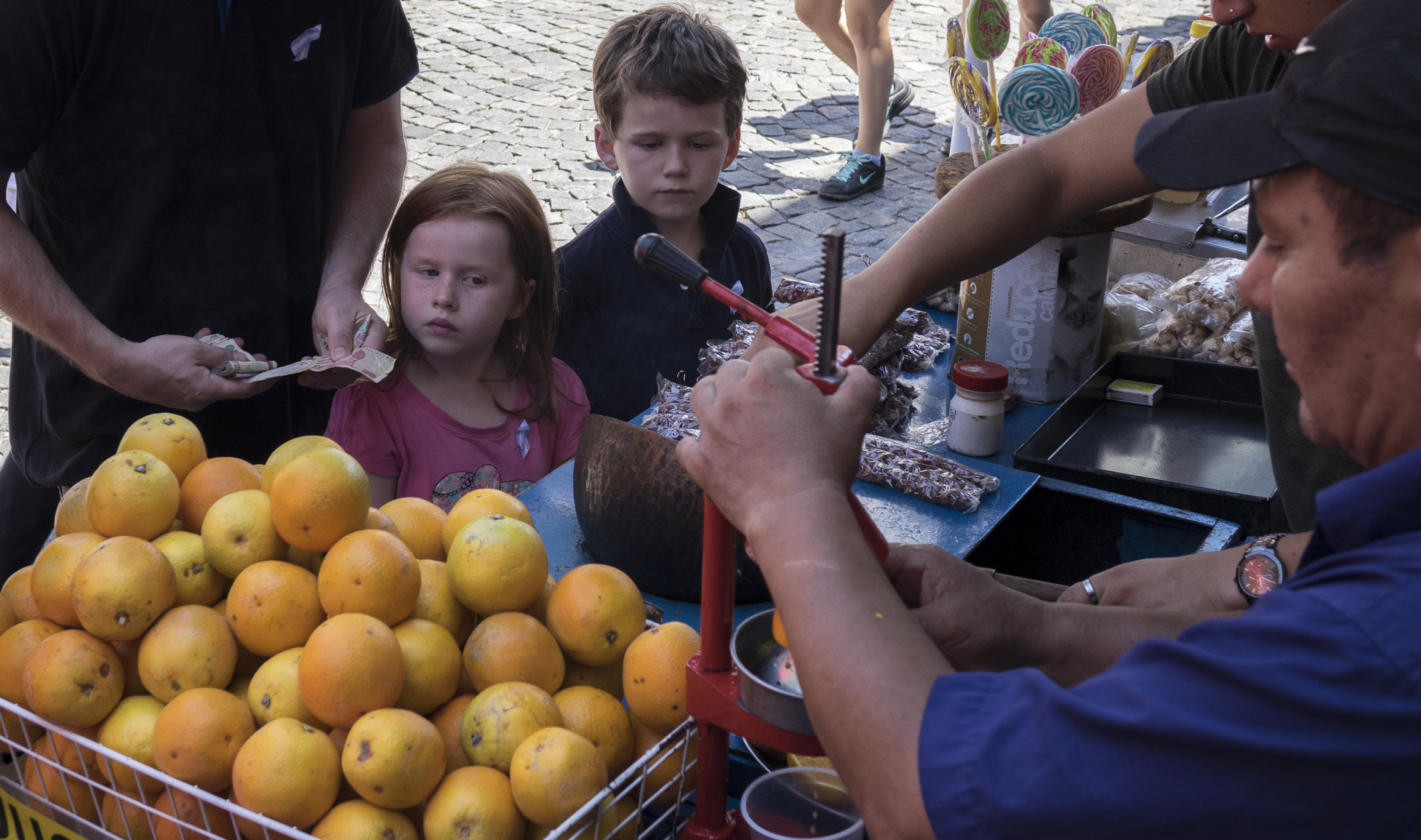 24-200mm F2.8 sample photo. El mercado xlx - desconfianza... photography