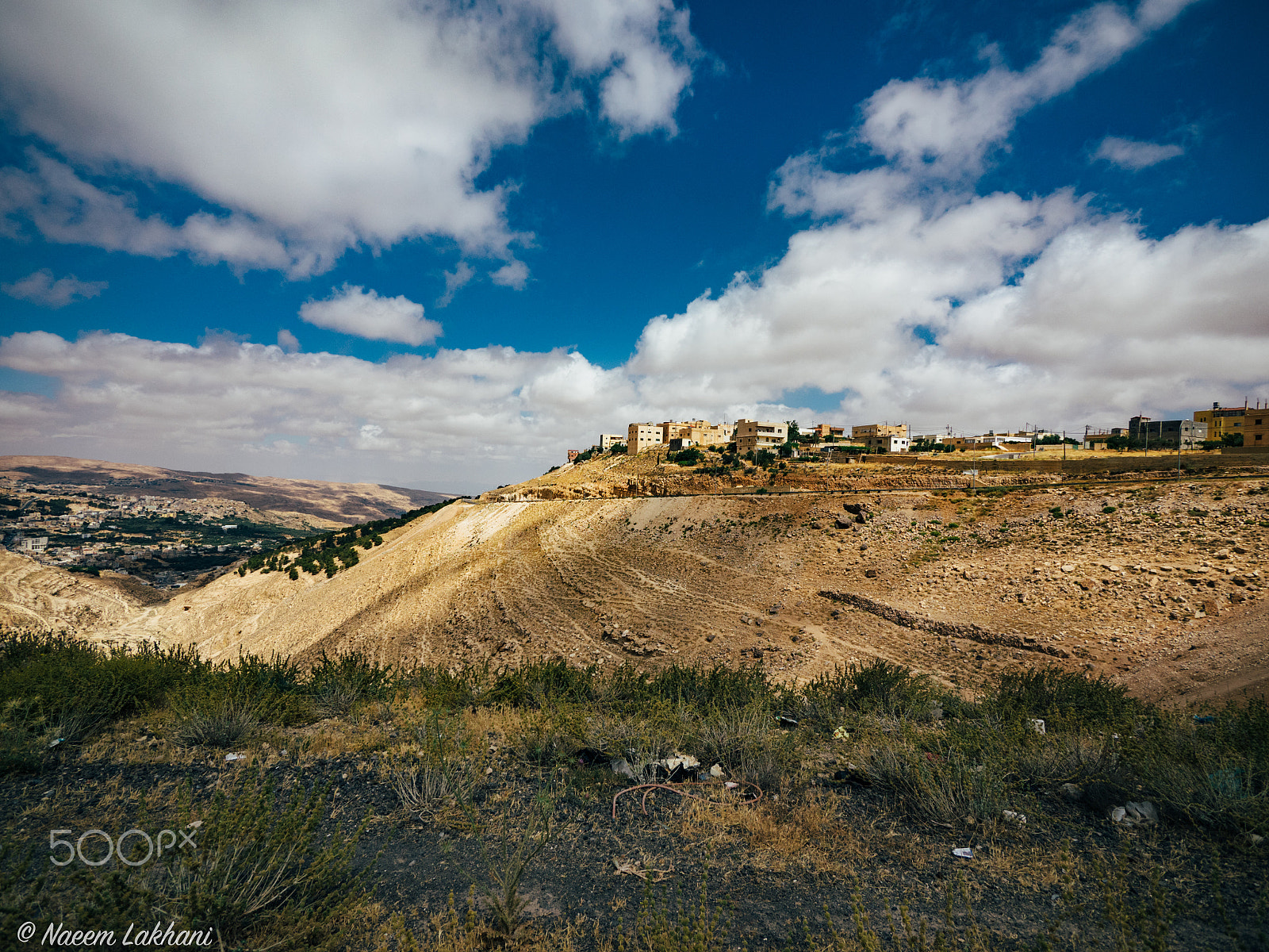 Olympus OM-D E-M1 + Panasonic Lumix G Vario 7-14mm F4 ASPH sample photo. Cliffside city photography