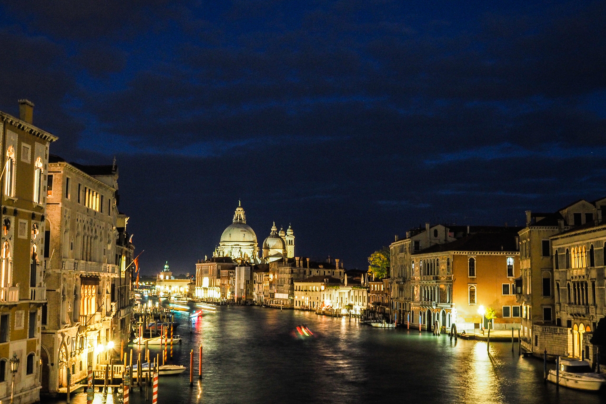 Olympus OM-D E-M10 + Sigma 19mm F2.8 DN Art sample photo. Blue night in venice photography