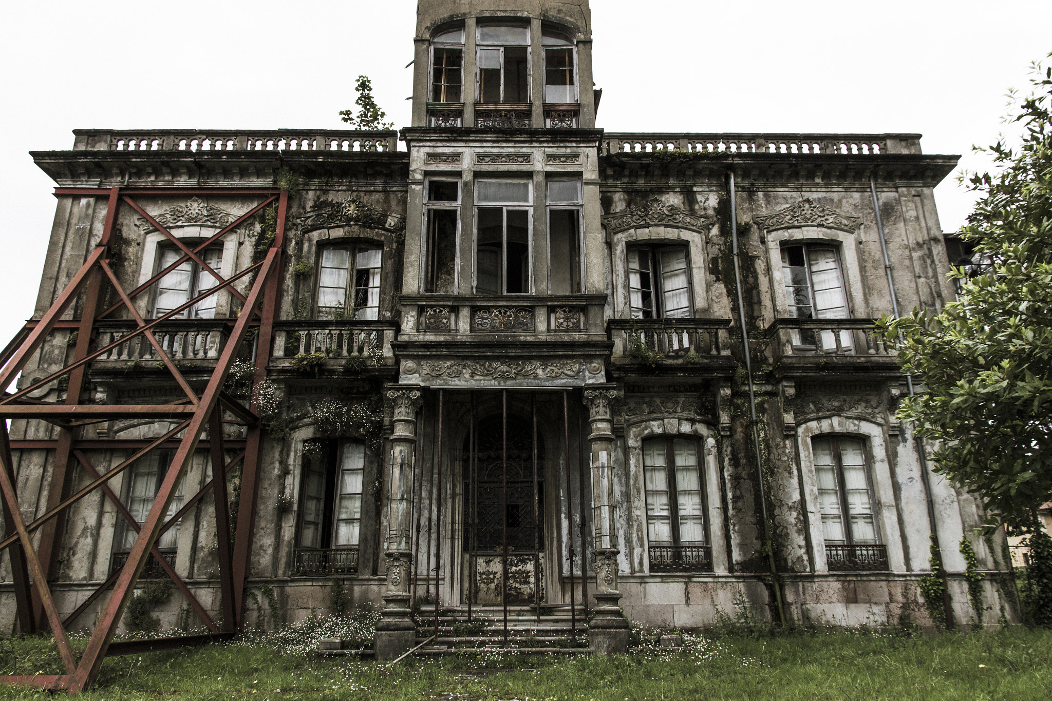 Canon EOS 650D (EOS Rebel T4i / EOS Kiss X6i) sample photo. Abandonded mansion photography